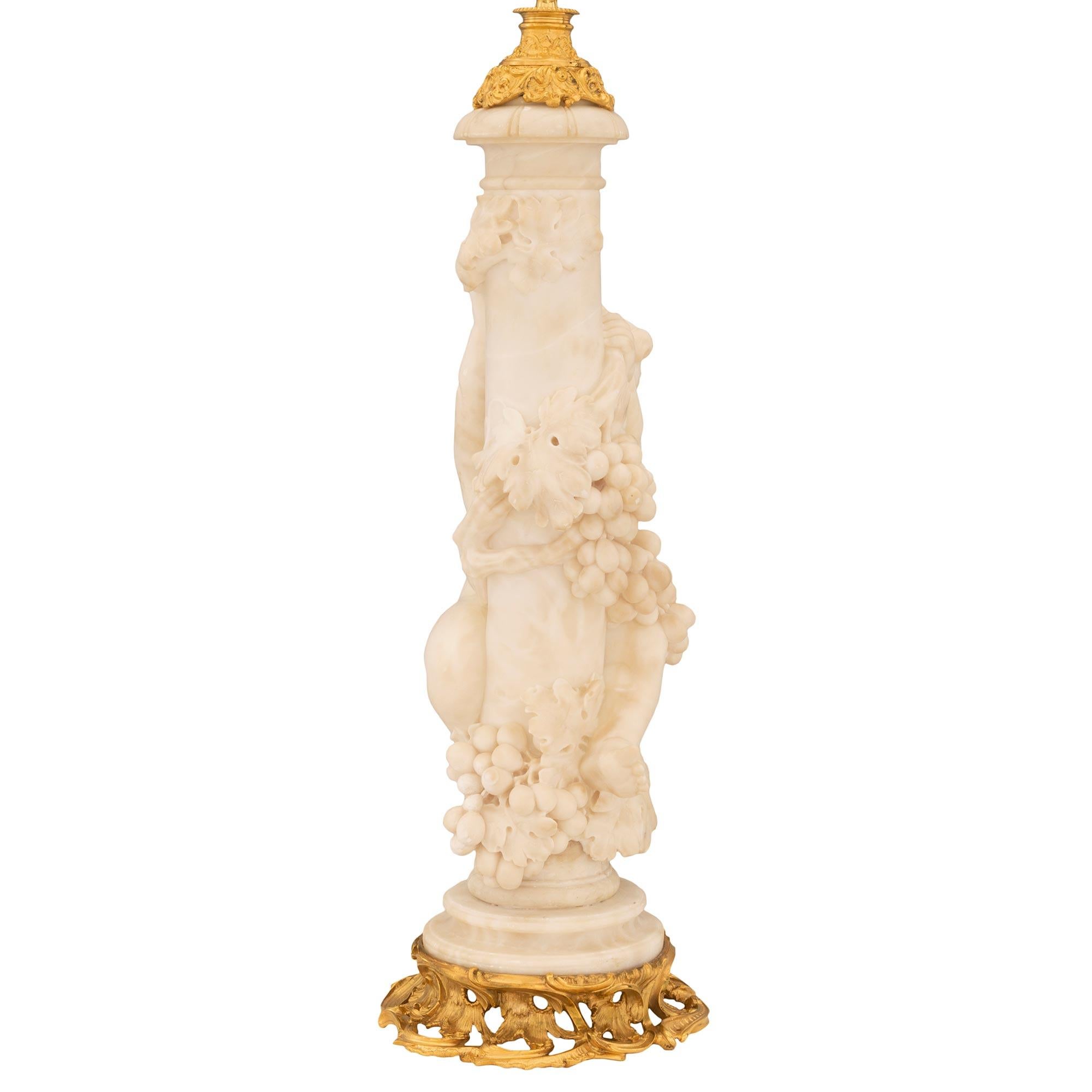 Français Lampe française du 19ème siècle de style Louis XV en bronze doré et albâtre en vente