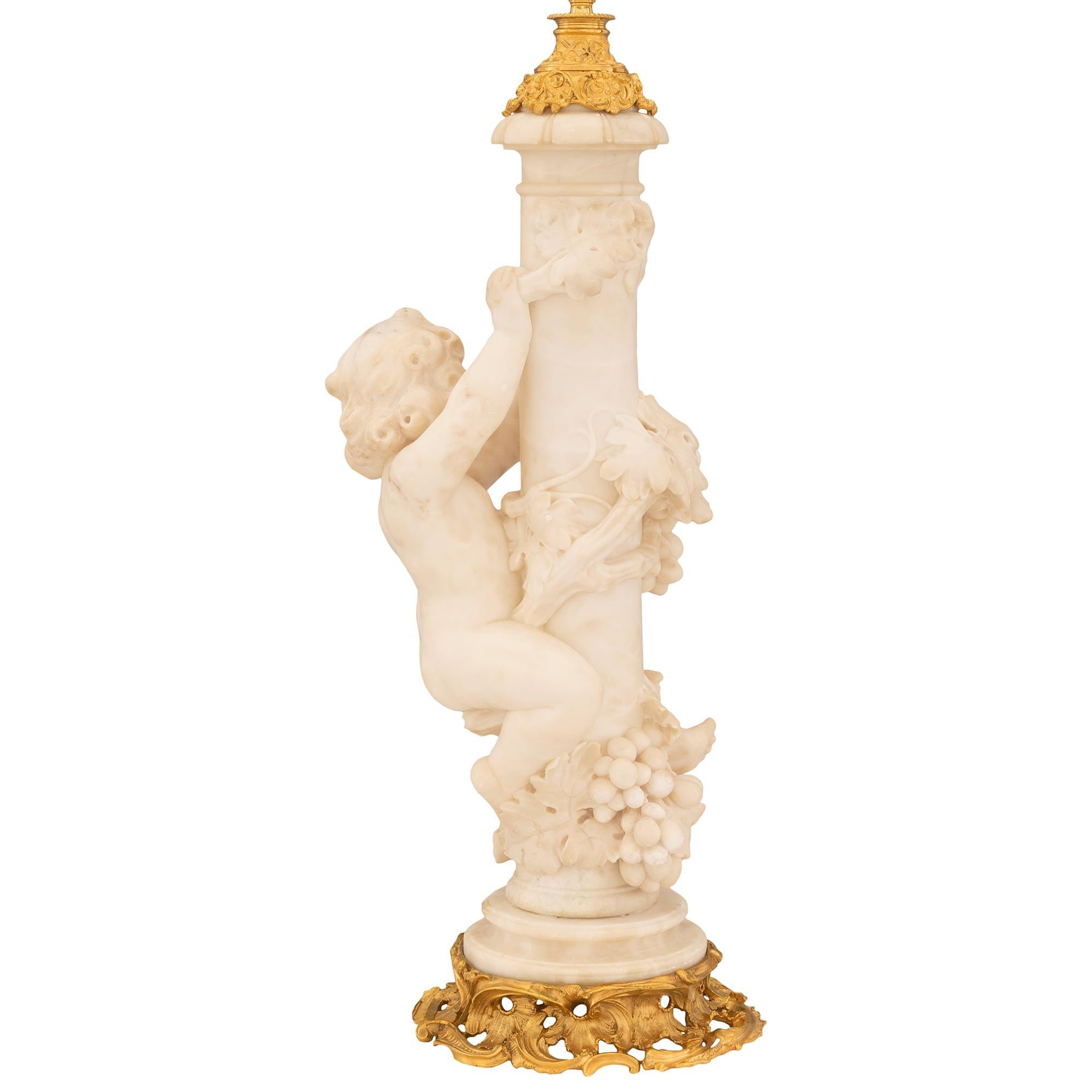 Lampe française du 19ème siècle de style Louis XV en bronze doré et albâtre en vente 3
