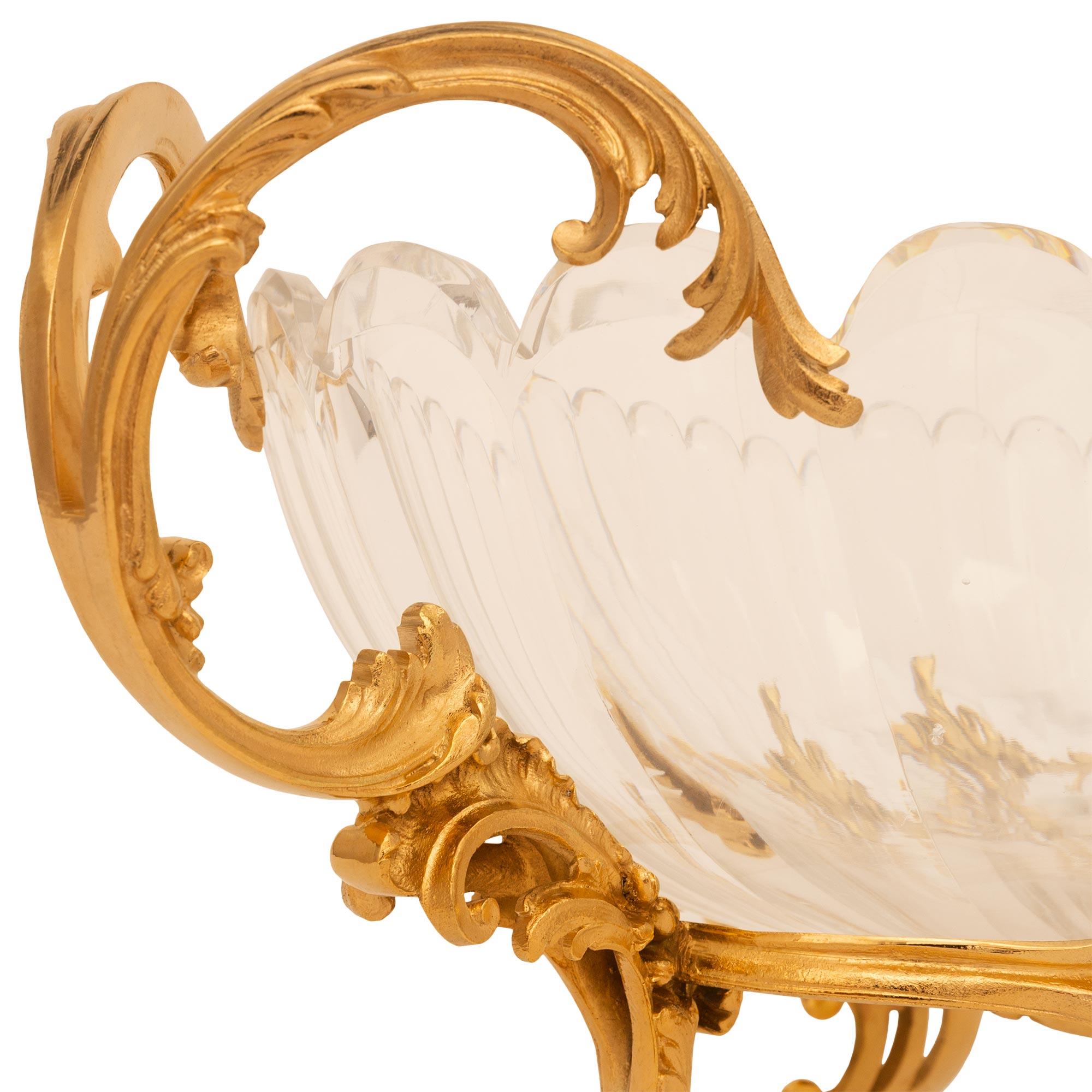 Französischer Tafelaufsatz aus Goldbronze und Baccarat-Kristall im Louis-XV-Stil des 19. Jahrhunderts im Angebot 1