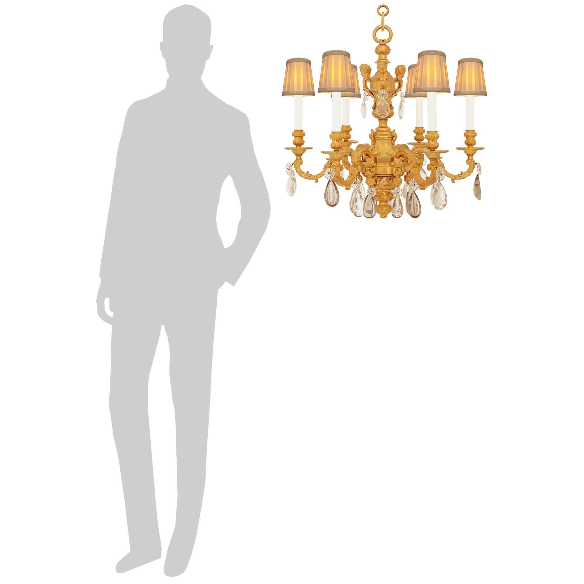 Ein sehr eleganter französischer Kronleuchter aus dem 19. Jahrhundert aus Ormolu und Baccarat-Kristall. Dieser atemberaubende sechsarmige Kronleuchter wird von einer reich ziselierten Ormolu-Eichelspitze unter den meisten dekorativen Blattmustern in