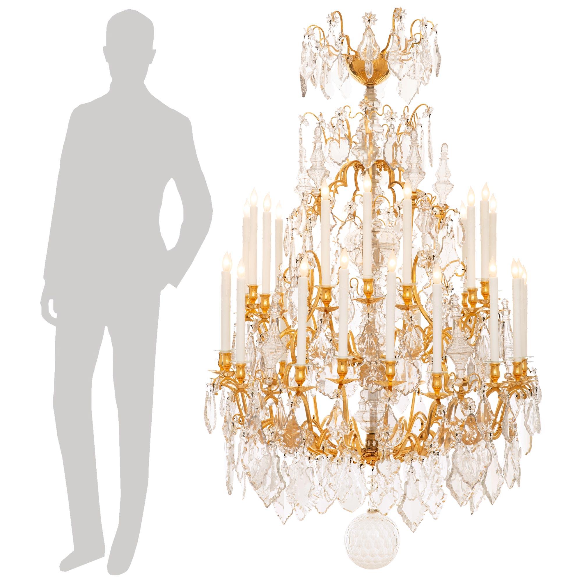 Eine absolut atemberaubende und monumental skaliert Französisch 19. Jahrhundert Louis XV st. Ormolu und Baccarat Crystal Kronleuchter. Diese große skaliert fünfunddreißig Arm neununddreißig Licht Kronleuchter mit einem auffallenden gesprenkelt