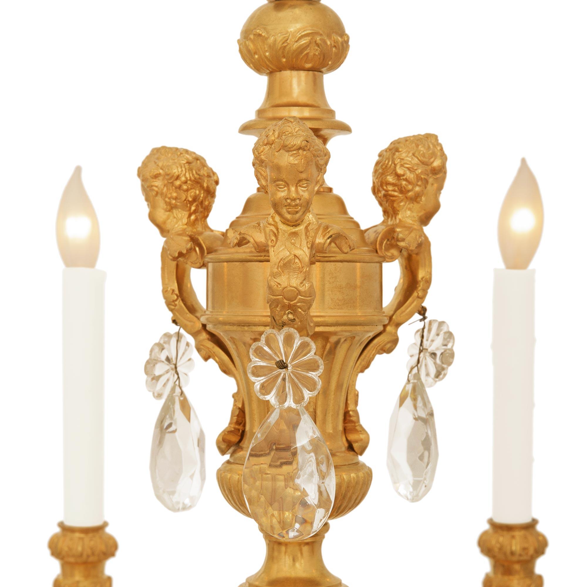 Französischer Kronleuchter aus Ormolu und Baccarat-Kristall aus dem 19. im Zustand „Gut“ im Angebot in West Palm Beach, FL