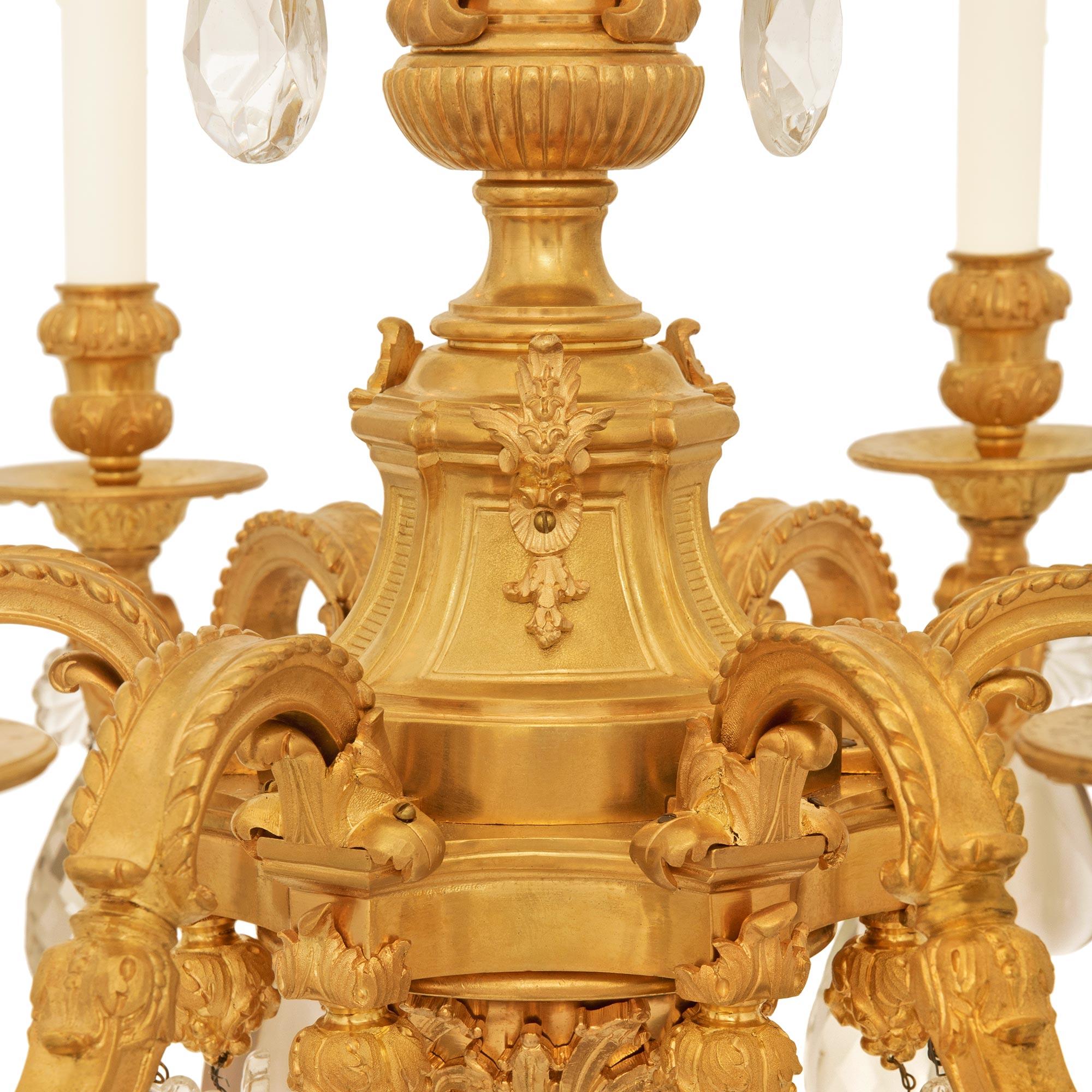 Französischer Kronleuchter aus Ormolu und Baccarat-Kristall aus dem 19. (19. Jahrhundert) im Angebot
