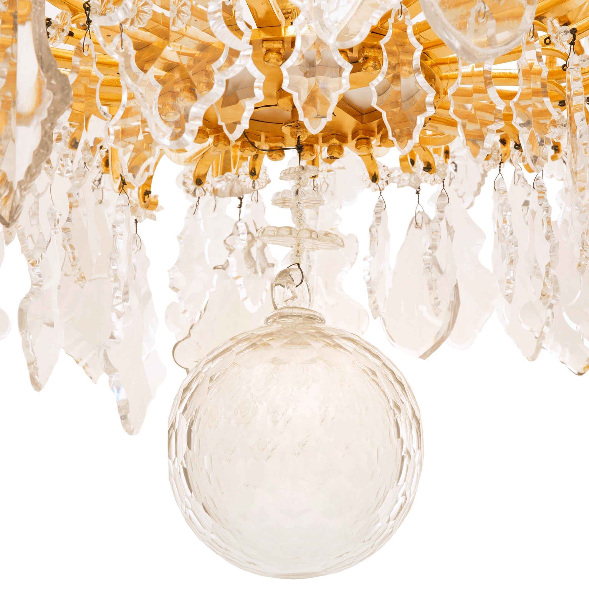 Französisch 19. Jahrhundert Louis XV st. Ormolu und Baccarat Kristall-Kronleuchter. im Angebot 3