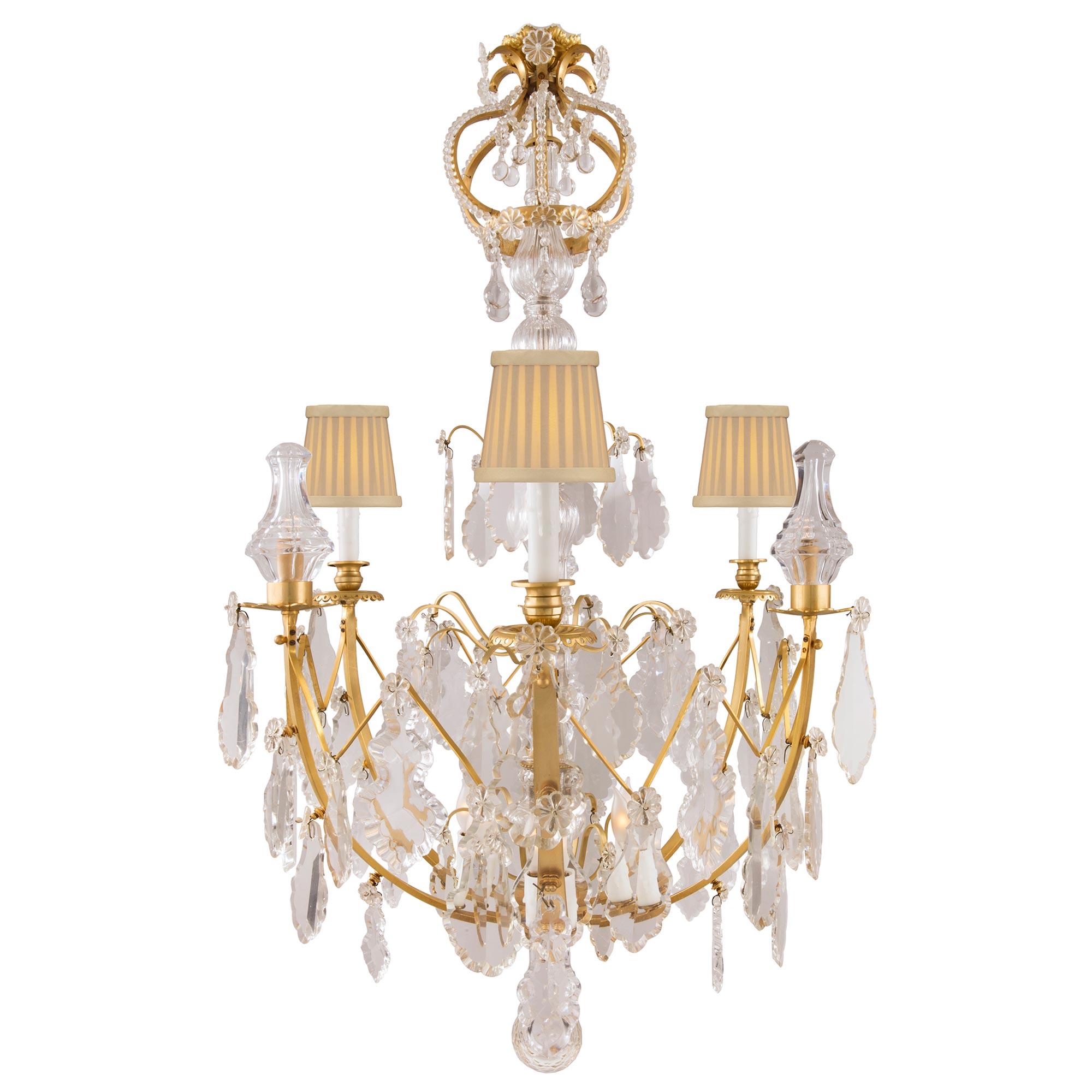 Raffinato lampadario a dodici luci in ormolu e cristallo di St. Louis Crystal del XIX secolo. Il lampadario è centrato da un eccezionale fut di cristallo con spruzzi di ormolu e da un pendente inferiore a forma di sfera di cristallo. Le braccia in