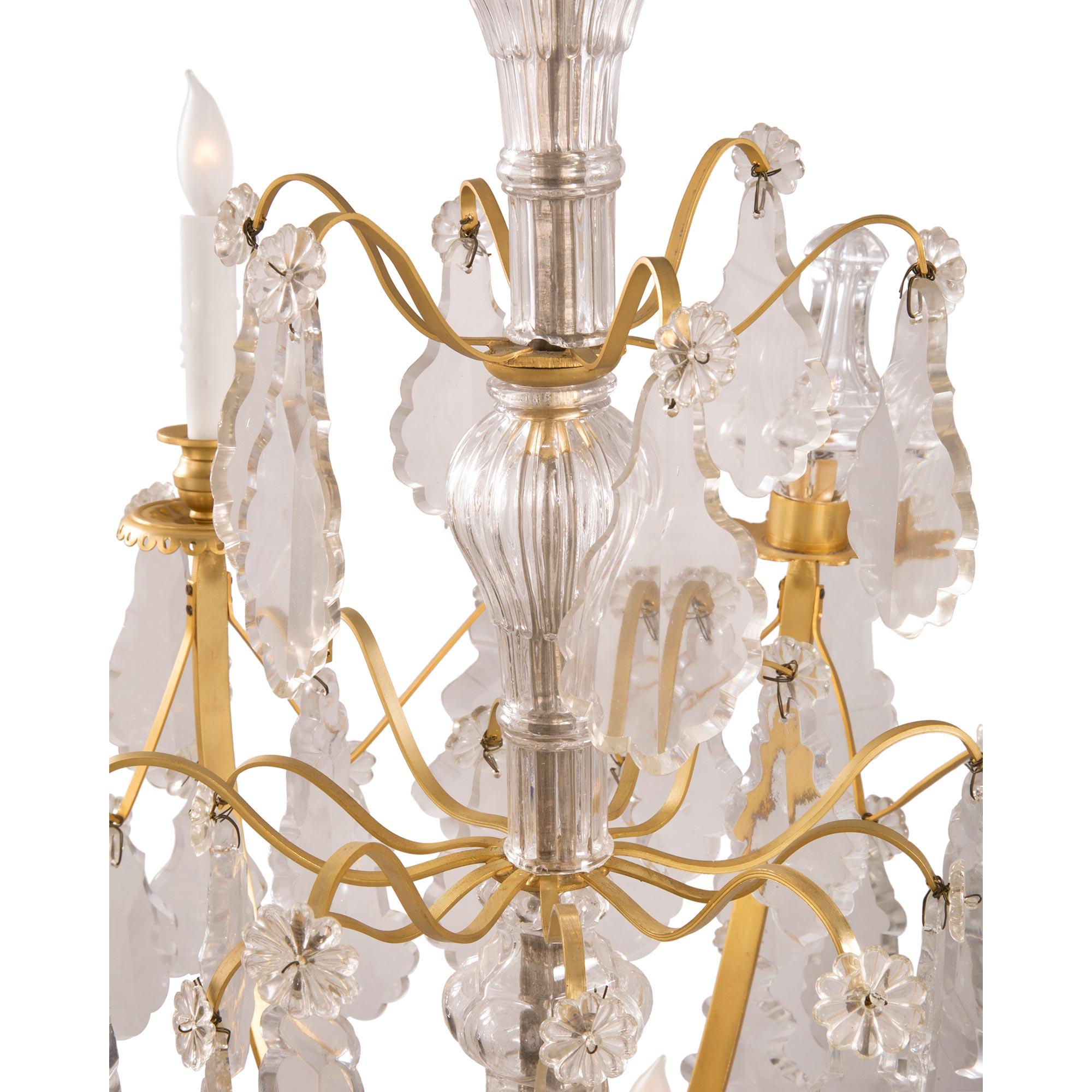 Cristal Lustre à douze lumières Louis XV du XIXe siècle en bronze doré et cristal en vente