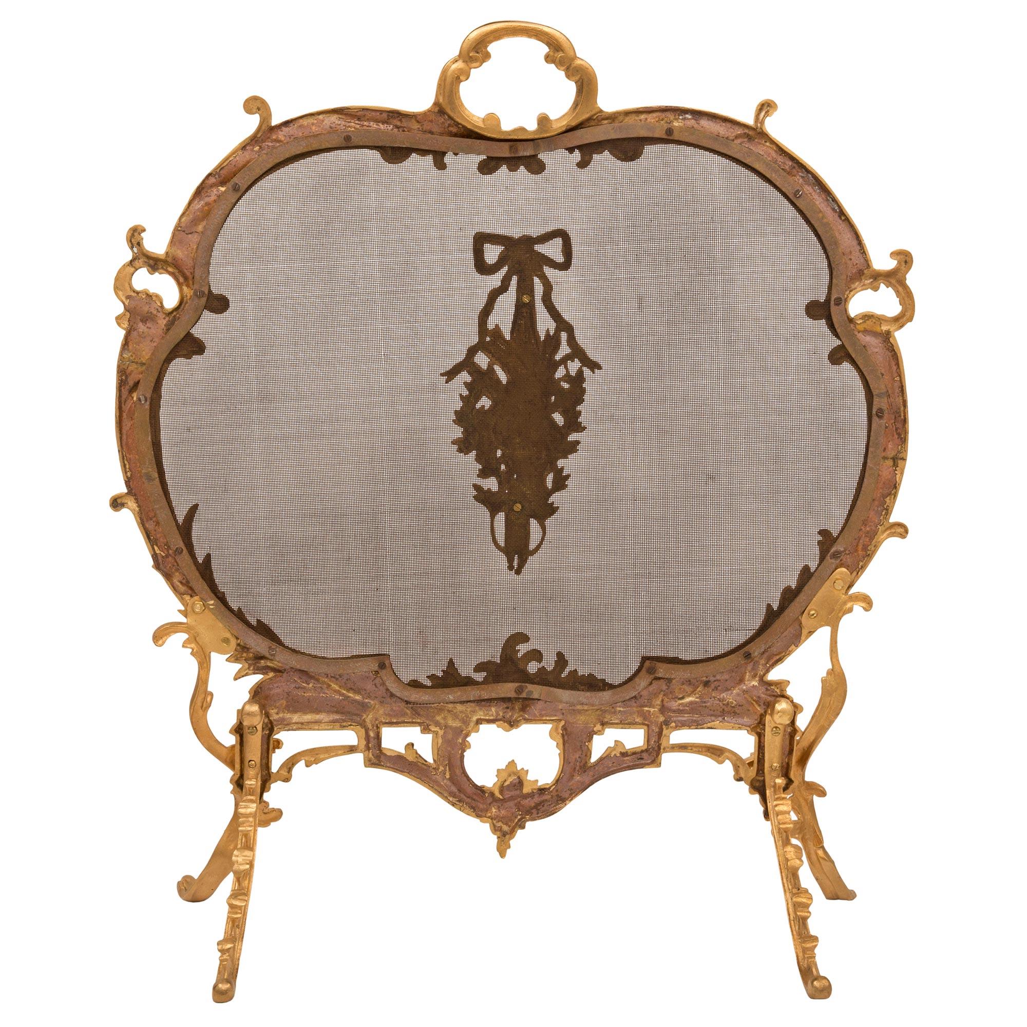 Kaminschirm aus Goldbronze und Mesh, Louis XV.-Stil, 19. Jahrhundert im Zustand „Gut“ im Angebot in West Palm Beach, FL