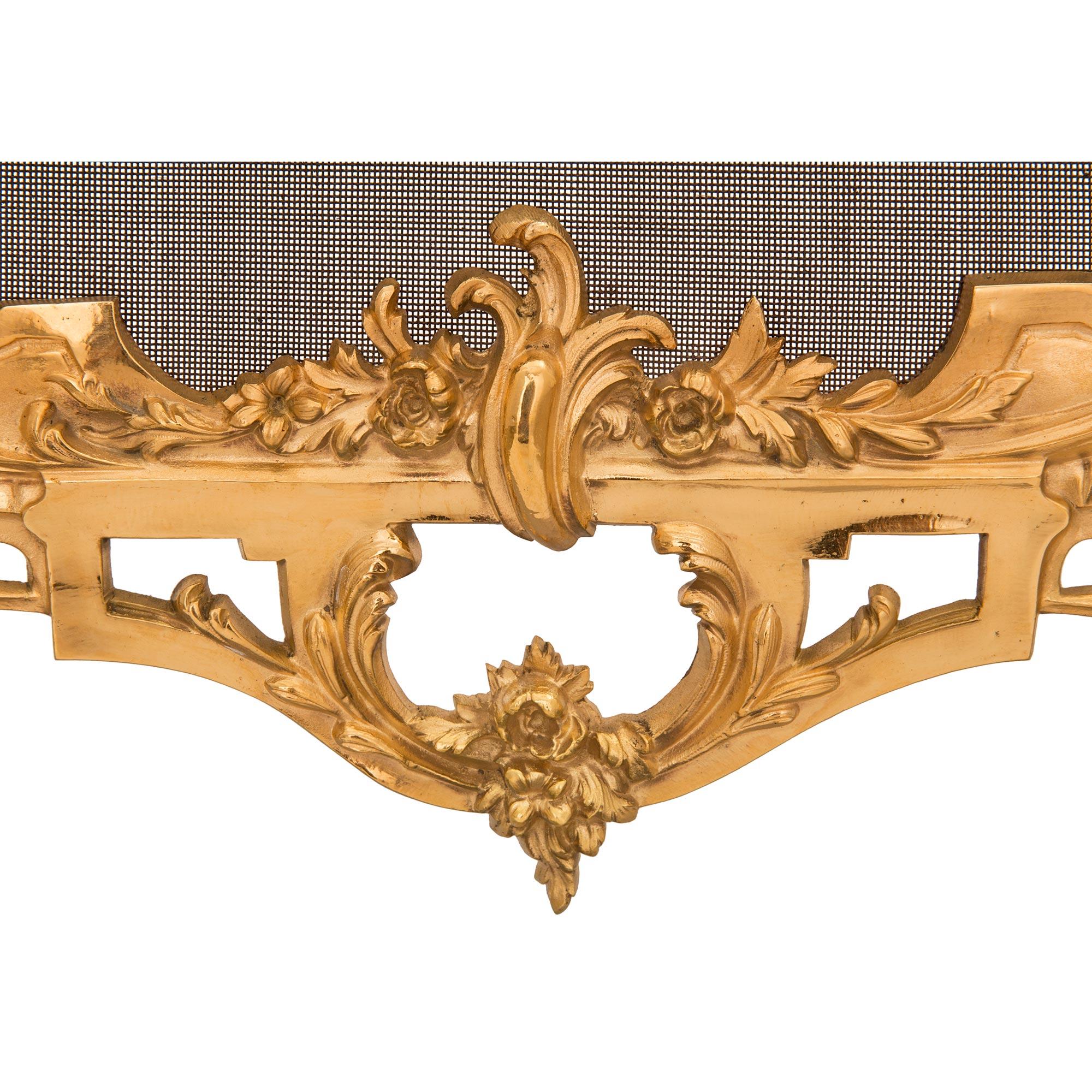 Kaminschirm aus Goldbronze und Mesh, Louis XV.-Stil, 19. Jahrhundert im Angebot 4