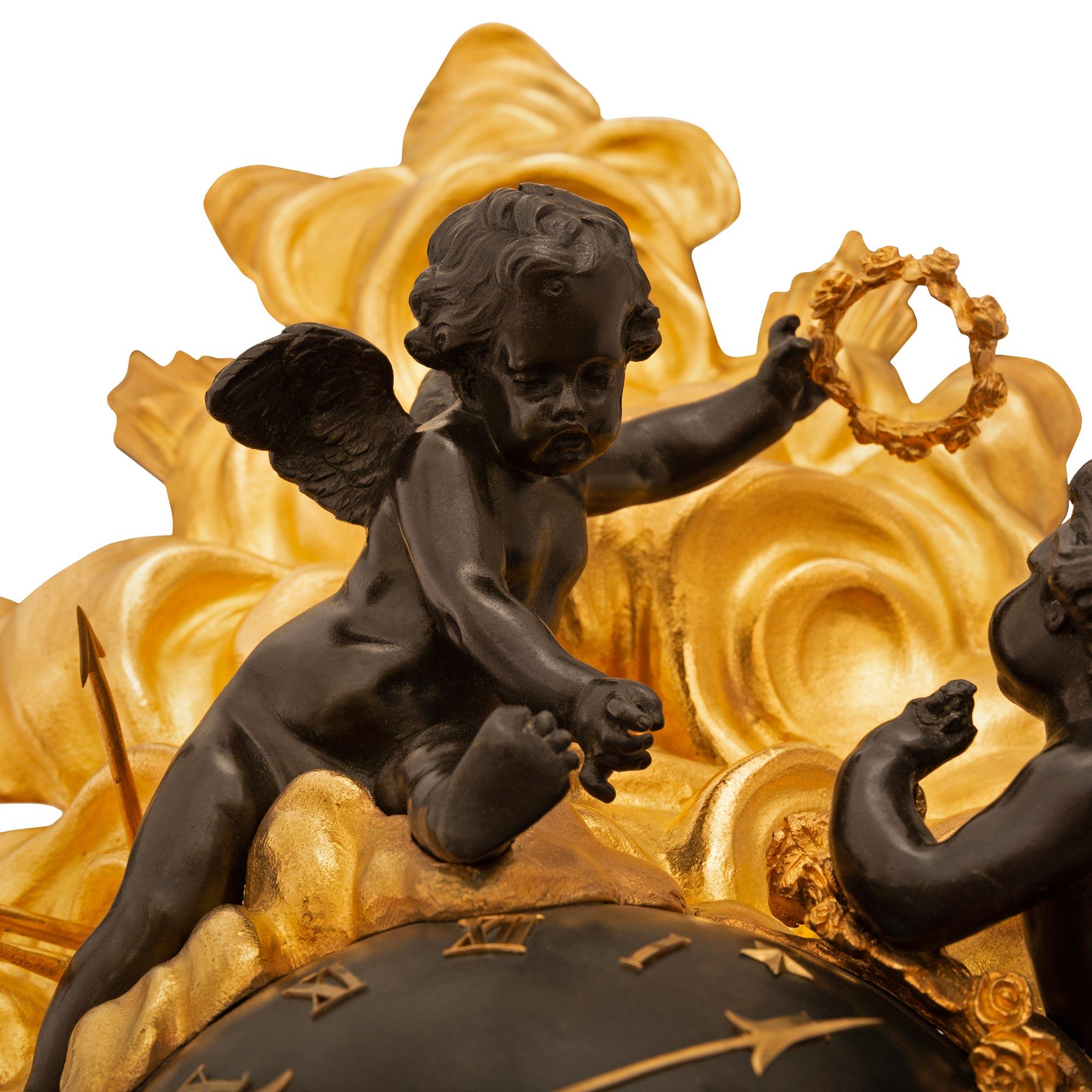Très belle pendule de cartel en bronze patiné et bronze doré de style Louis XV du 19ème siècle. L'horloge présente un design très élégant et décoratif en forme de nuage, avec des oiseaux amoureux, des flèches, des carquois, des instruments de