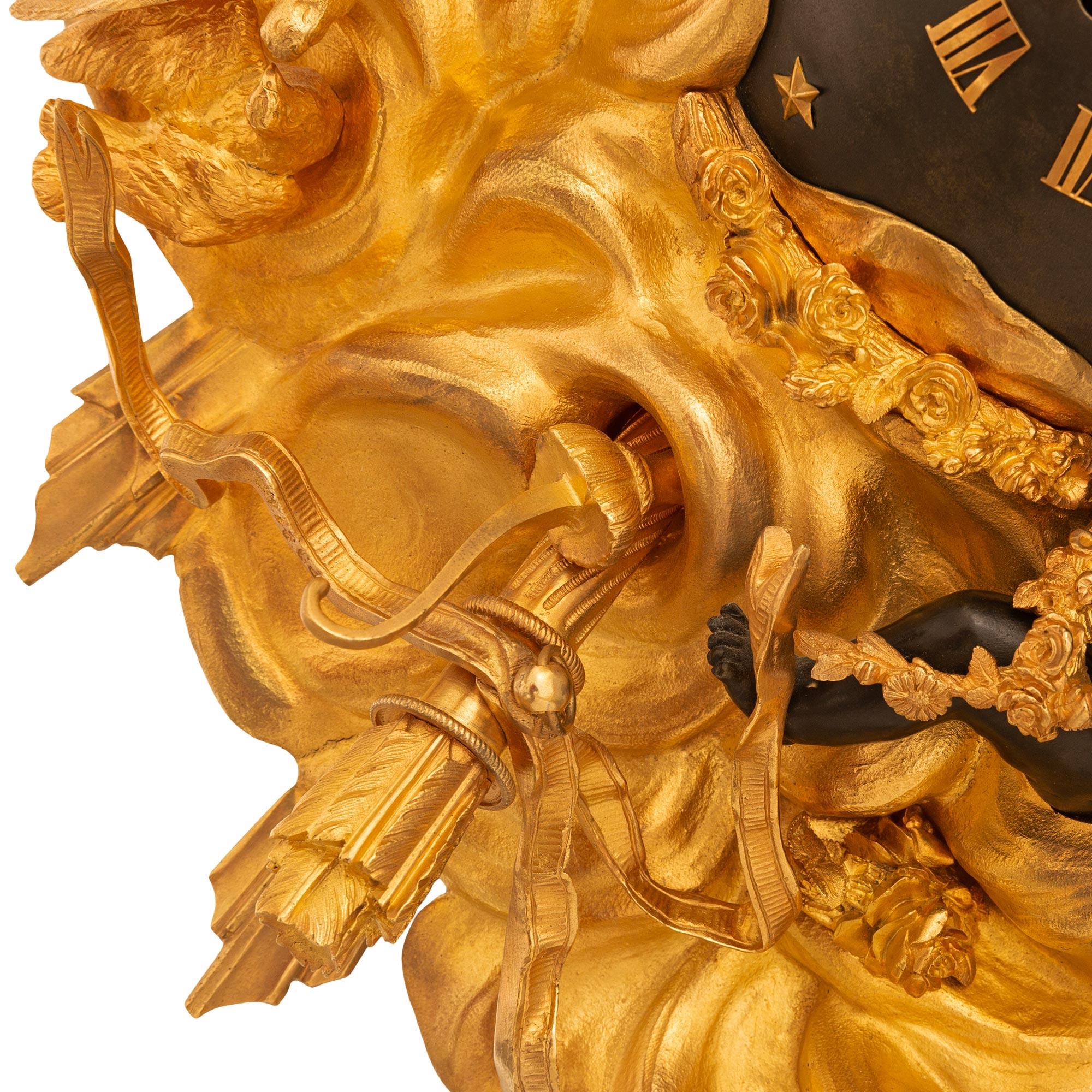 Bronze Horloge de Cartel en bronze patiné et bronze doré Louis XV du 19e siècle en vente