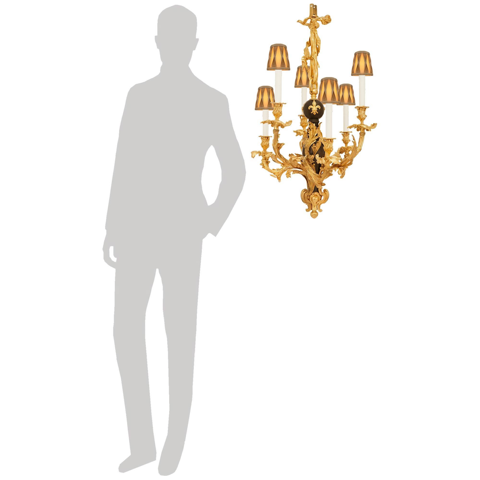 Ein schöner und hochwertiger französischer Kronleuchter aus dem 19. Jahrhundert im Stil Louis XV aus Ormolu und patinierter Bronze. Dieser einzigartige sechsarmige Kronleuchter wird unten von einem eleganten, spiralförmigen, geriffelten Endstück