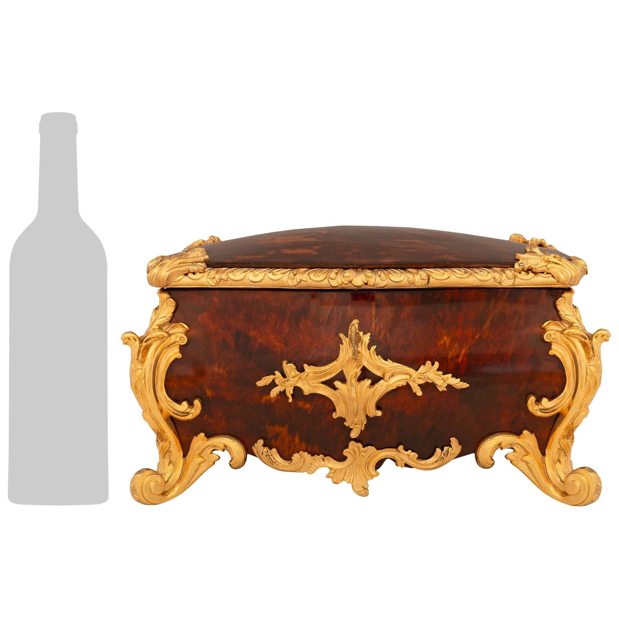 Un elegante e di alta qualità scatola francese del XIX secolo in stile Luigi XV con ormeggio e tartaruga. Questo splendido cofanetto rettangolare poggia su quattro gambe a foglia d'acanto in Ormolu che conducono alla montatura a fogliame che lo