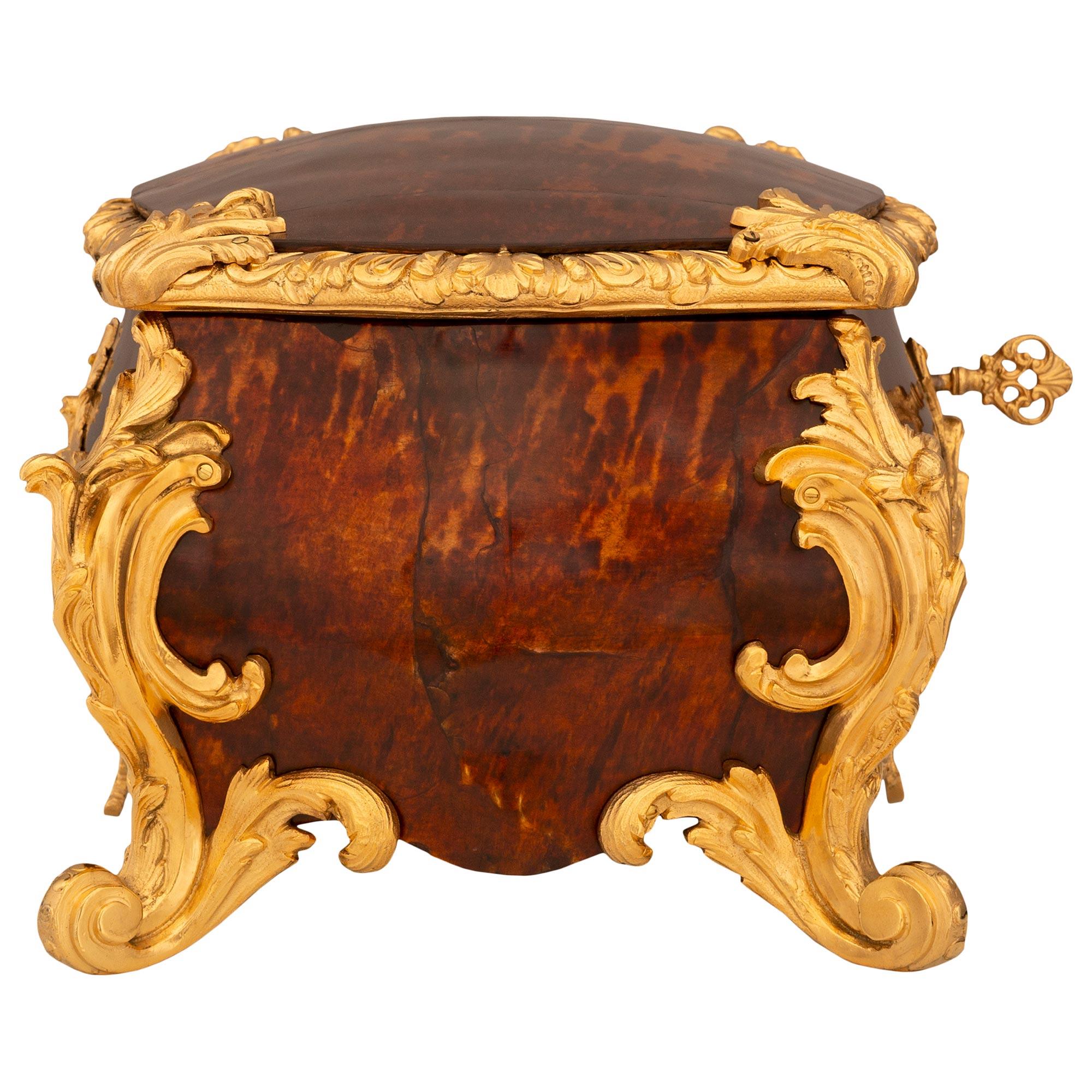 Tartaruga Scatola francese del XIX secolo Luigi XV st. in ormolu e tartaruga in vendita