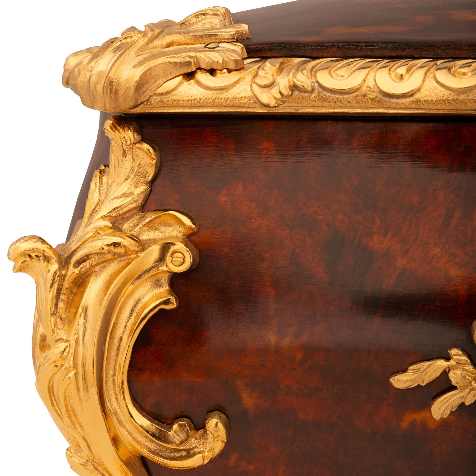 Scatola francese del XIX secolo Luigi XV st. in ormolu e tartaruga in vendita 1