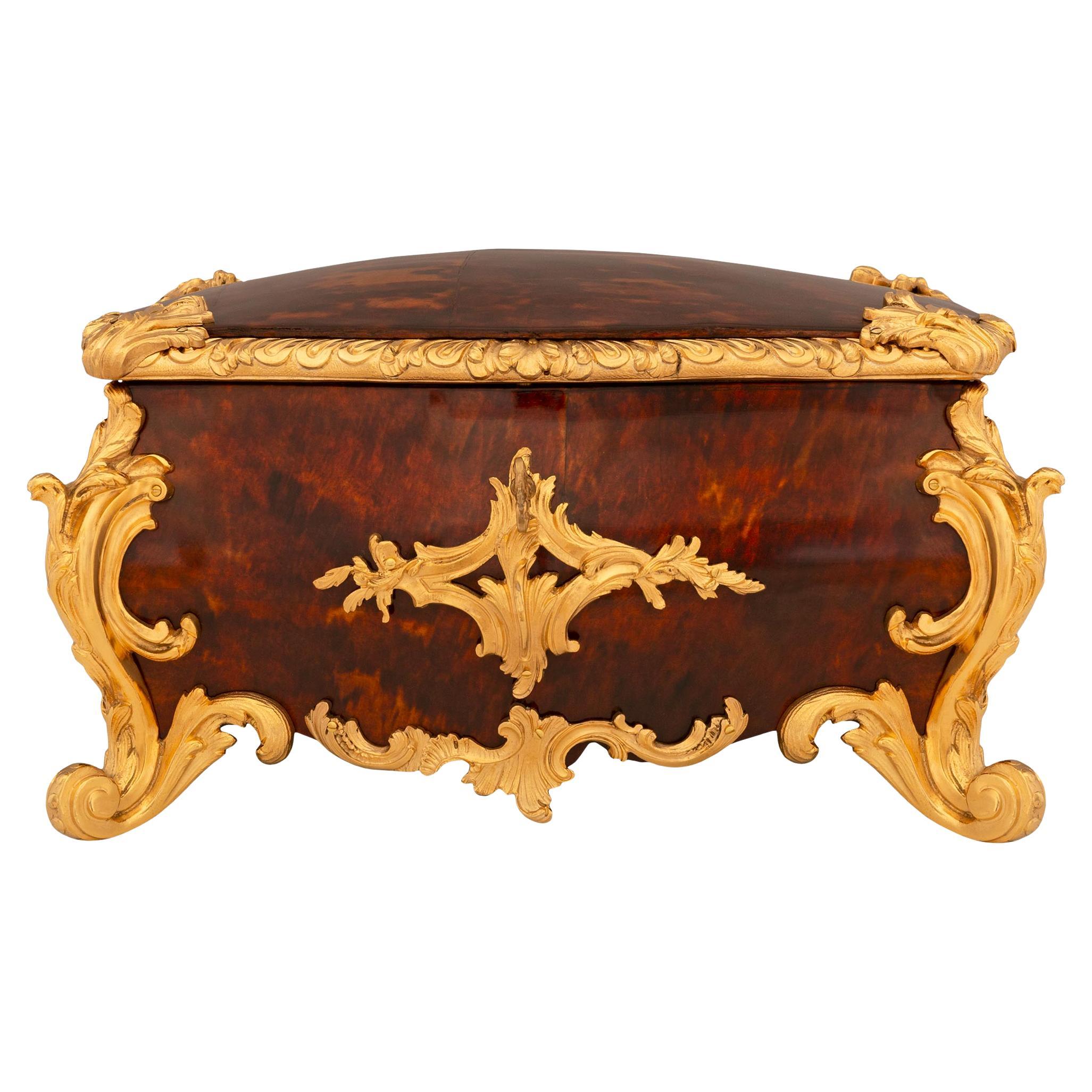 Caja francesa del siglo XIX, estilo Luis XV, de ormolu y carey