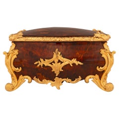 Caja francesa del siglo XIX, estilo Luis XV, de ormolu y carey