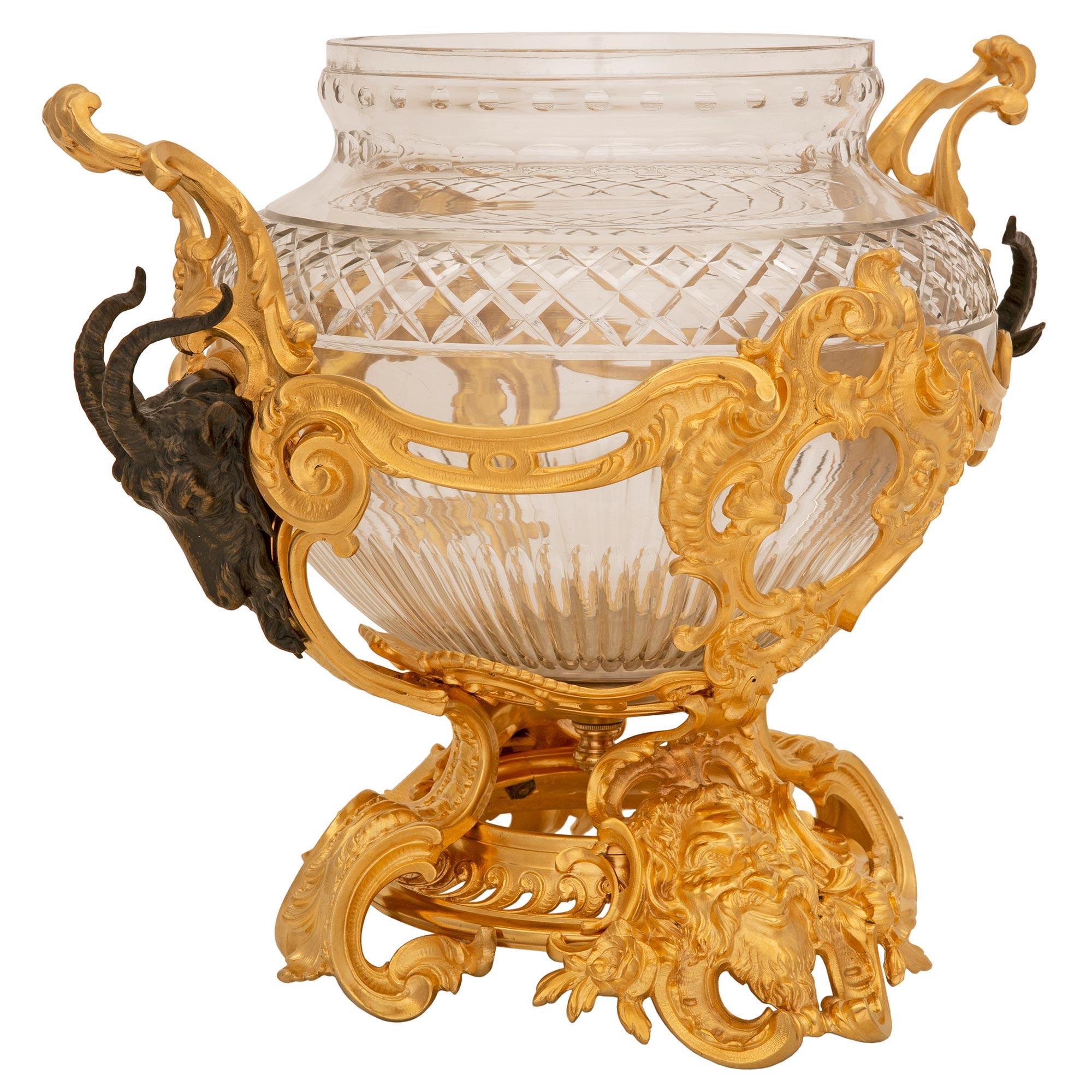 Patiné Centre de table français du 19ème siècle de style Louis XV en bronze doré et cristal de Baccarat en vente