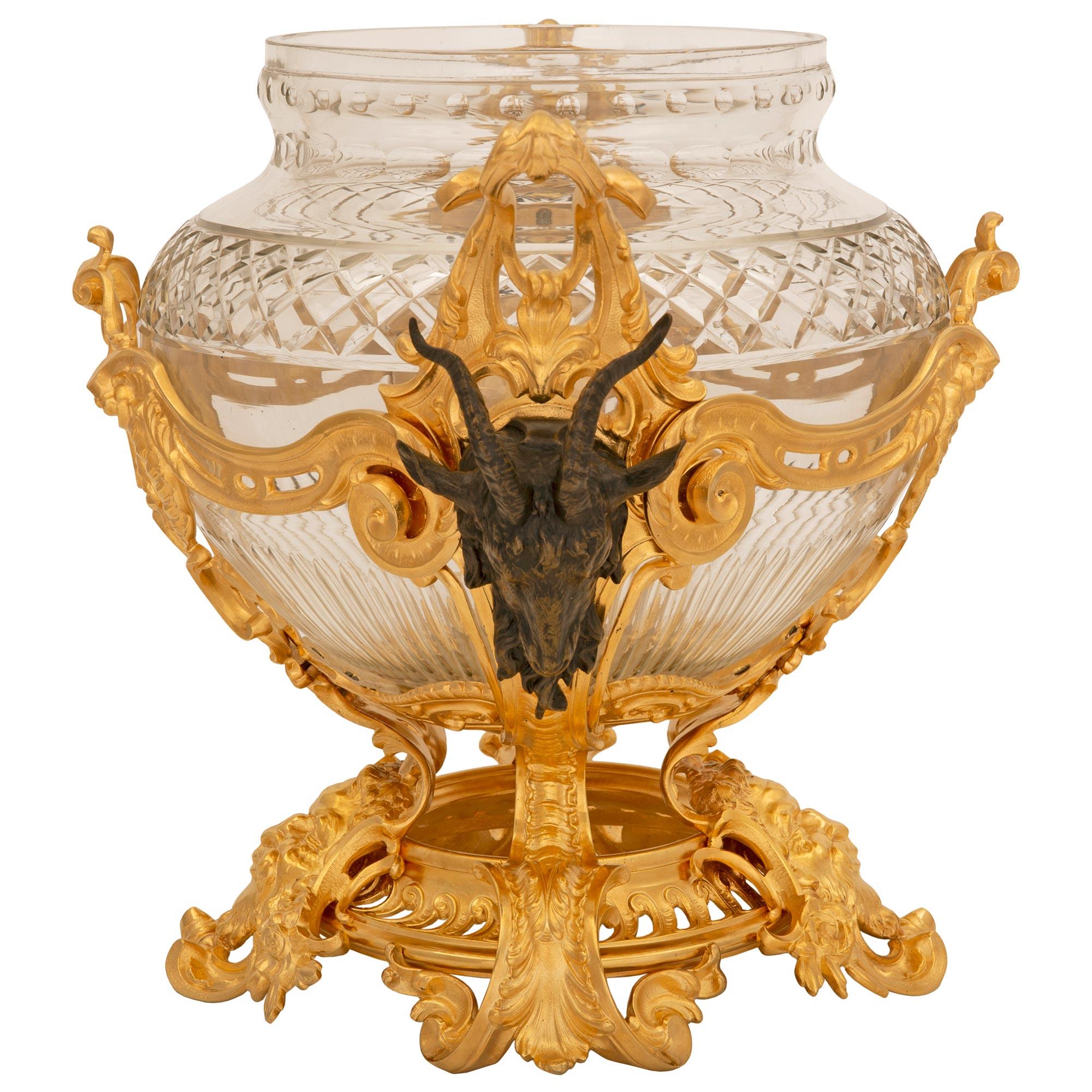 Tafelaufsatz aus Goldbronze, Bronze und Baccarat-Kristall im Louis XV.-Stil des 19. Jahrhunderts im Zustand „Gut“ im Angebot in West Palm Beach, FL