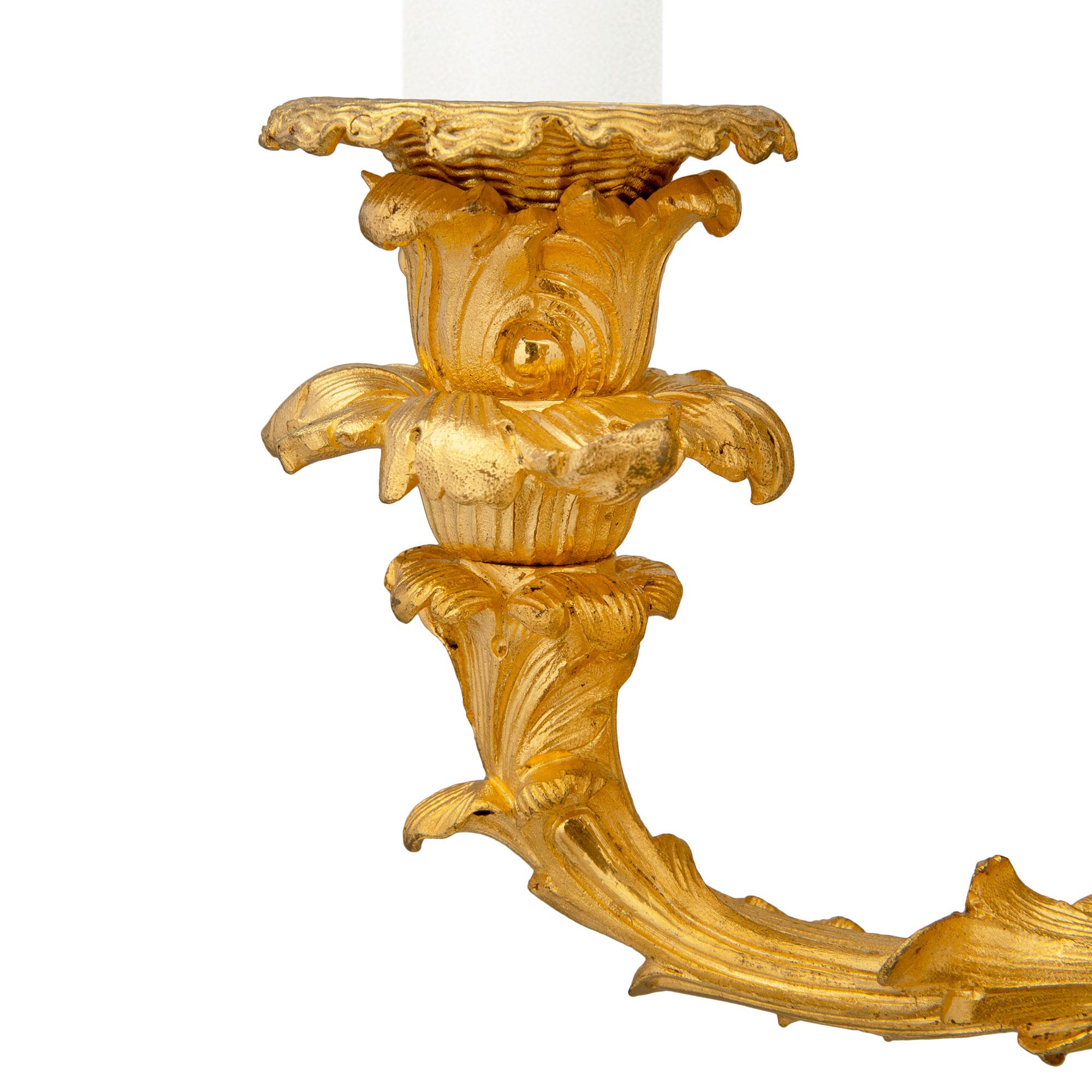 Candelabros de Ormolu Franceses del Siglo XIX San Luis XV Montados en Lámparas en venta 1