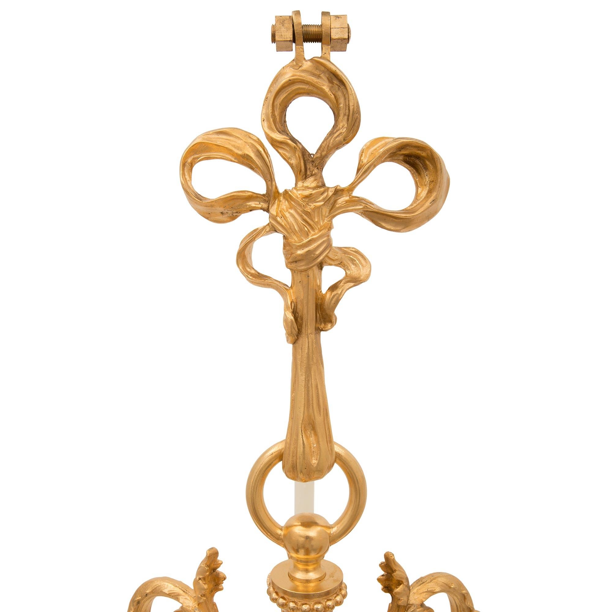 Francese Lampadario francese del XIX secolo Luigi XV in Ormolu in vendita