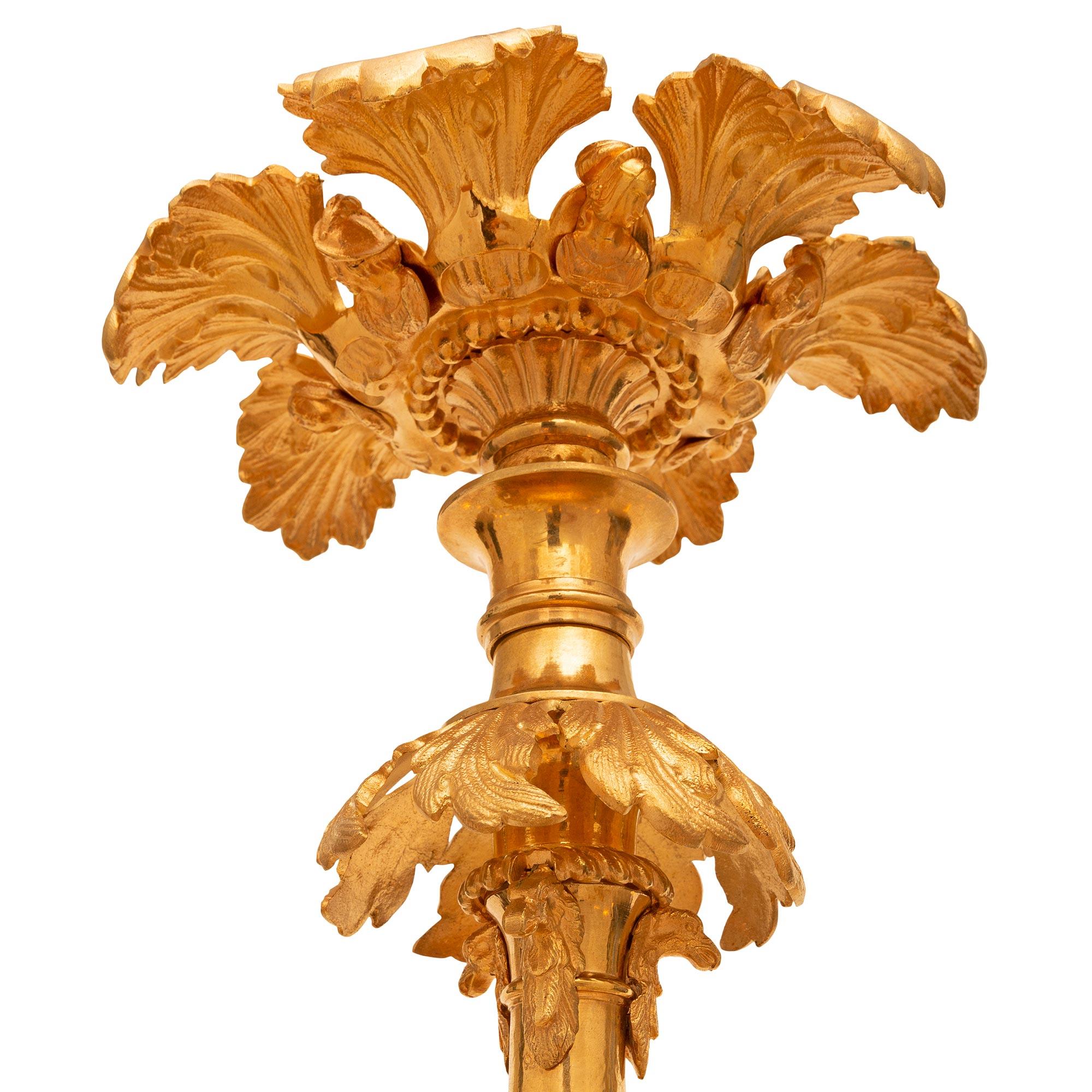 Kronleuchter aus Goldbronze im Louis-XV-Stil des 19. Jahrhunderts (Louis XV.) im Angebot