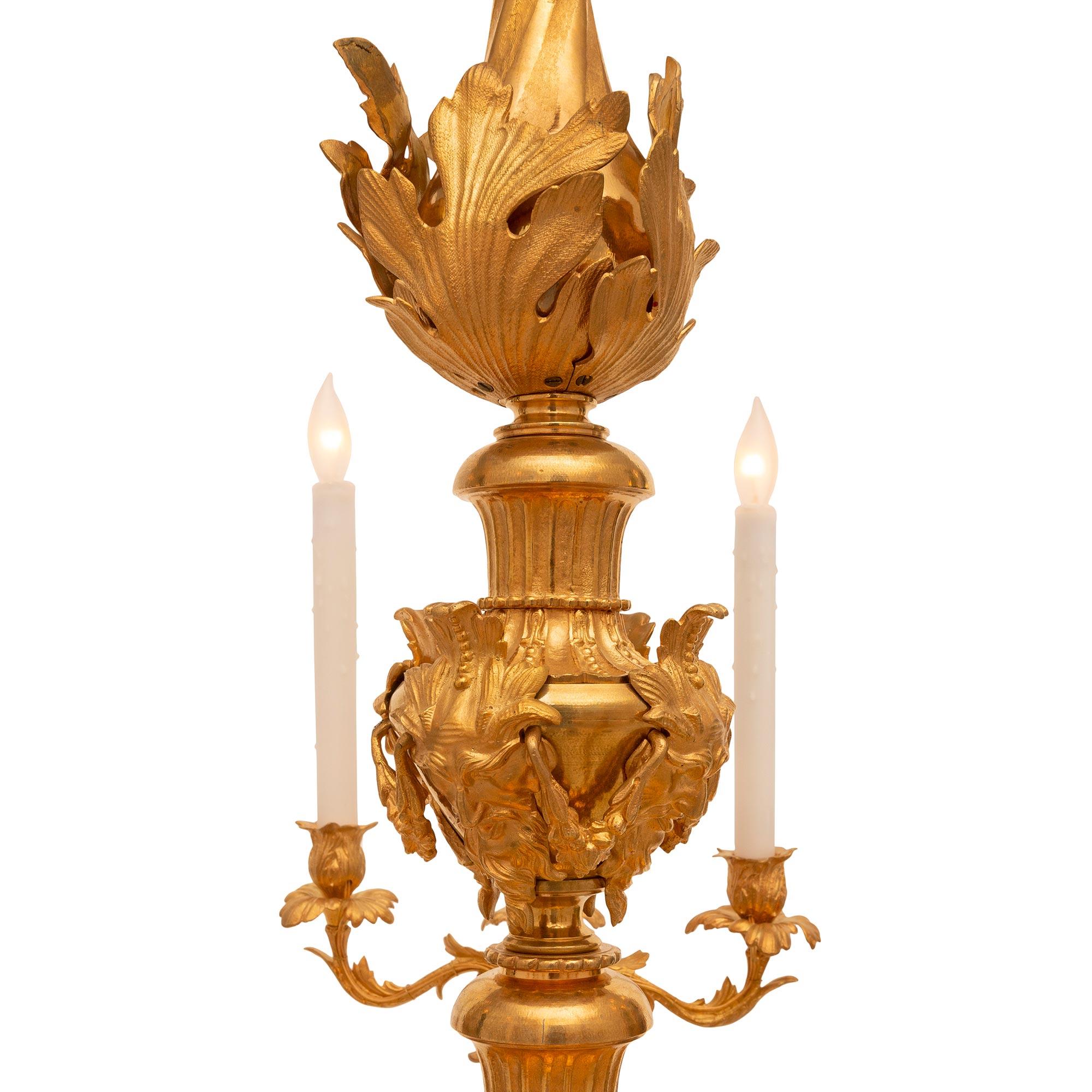 Kronleuchter aus Goldbronze im Louis-XV-Stil des 19. Jahrhunderts (Französisch) im Angebot