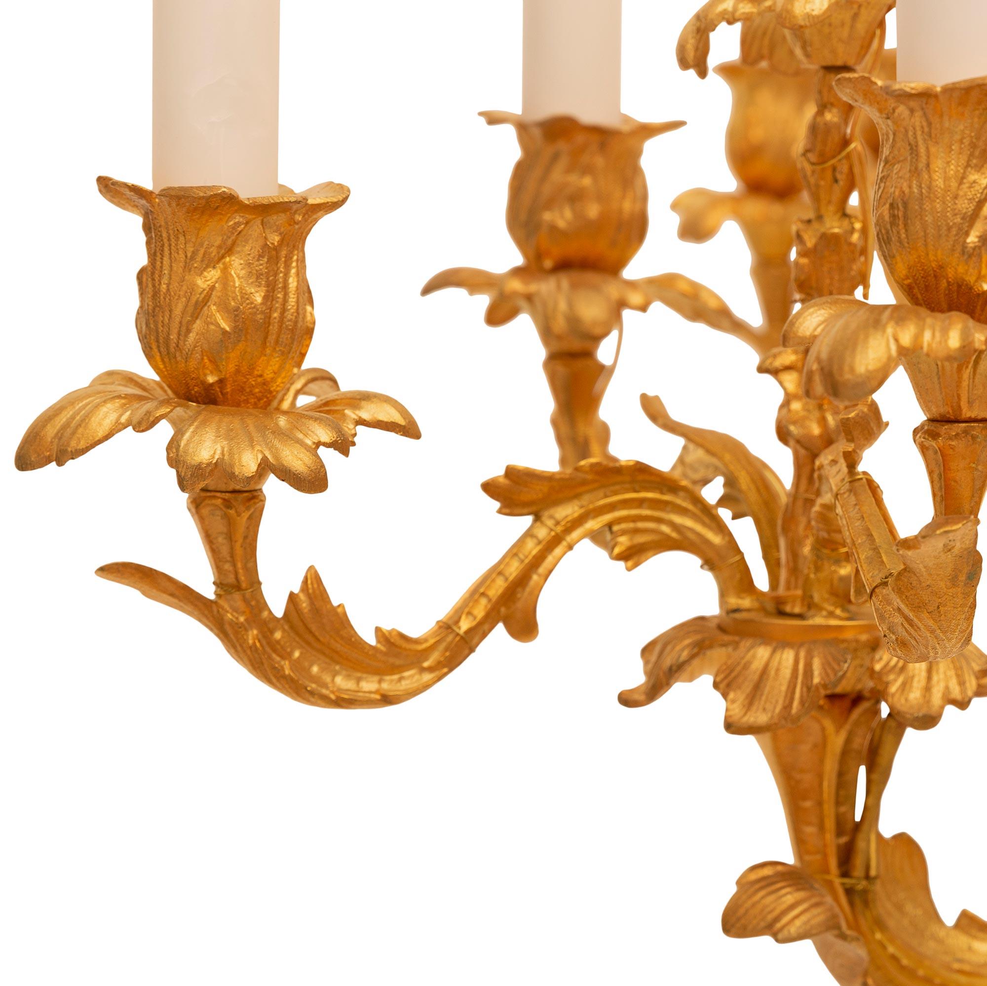 Kronleuchter aus Goldbronze im Louis-XV-Stil des 19. Jahrhunderts im Zustand „Gut“ im Angebot in West Palm Beach, FL