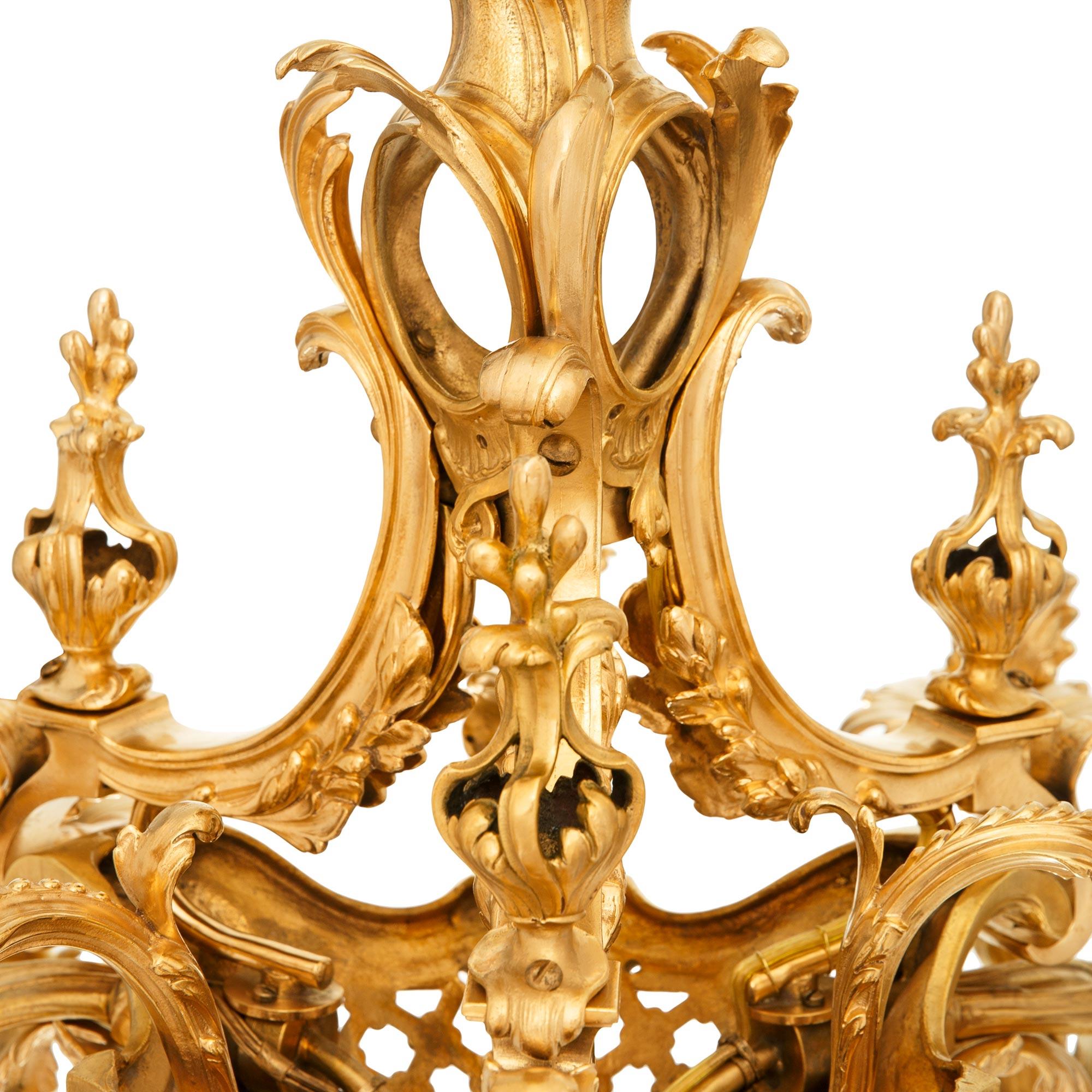 Similoro Lampadario francese del XIX secolo Luigi XV in Ormolu in vendita