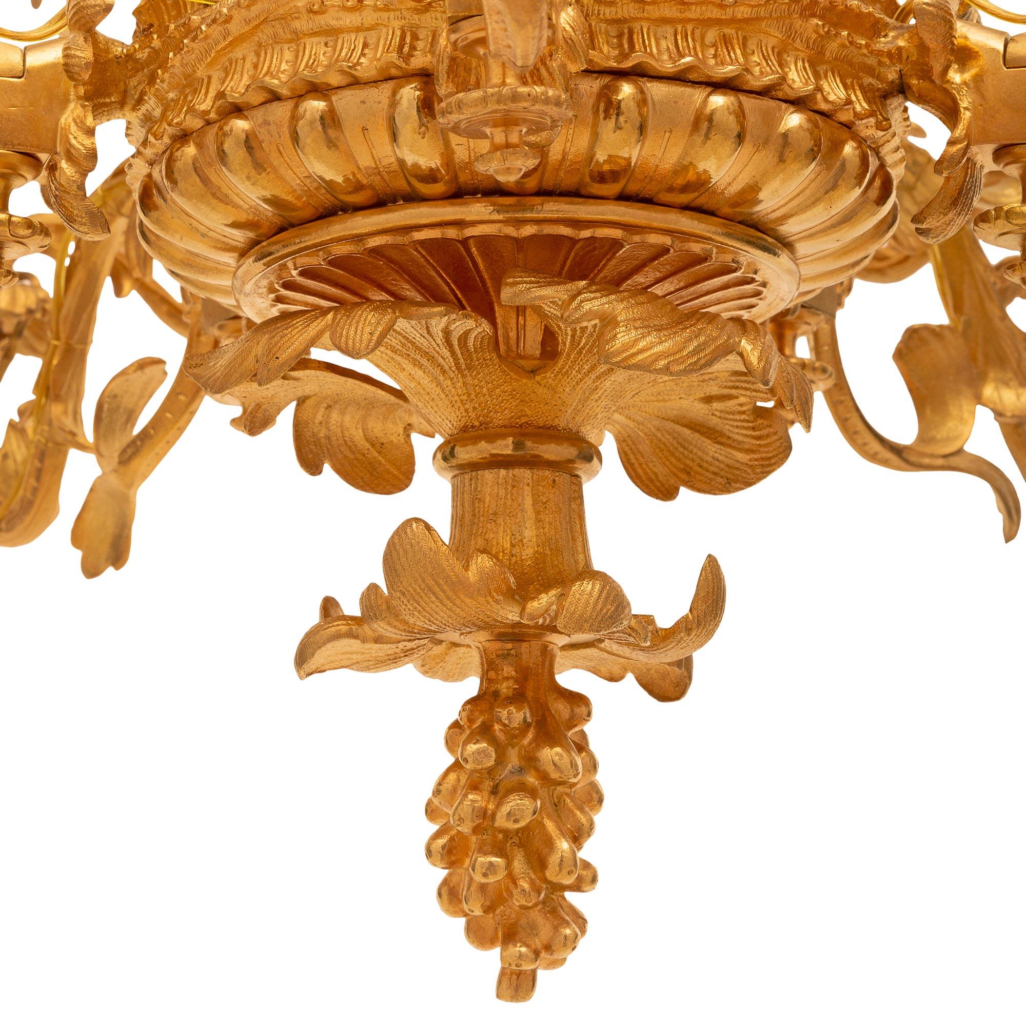 Kronleuchter aus Goldbronze im Louis-XV-Stil des 19. Jahrhunderts im Angebot 1