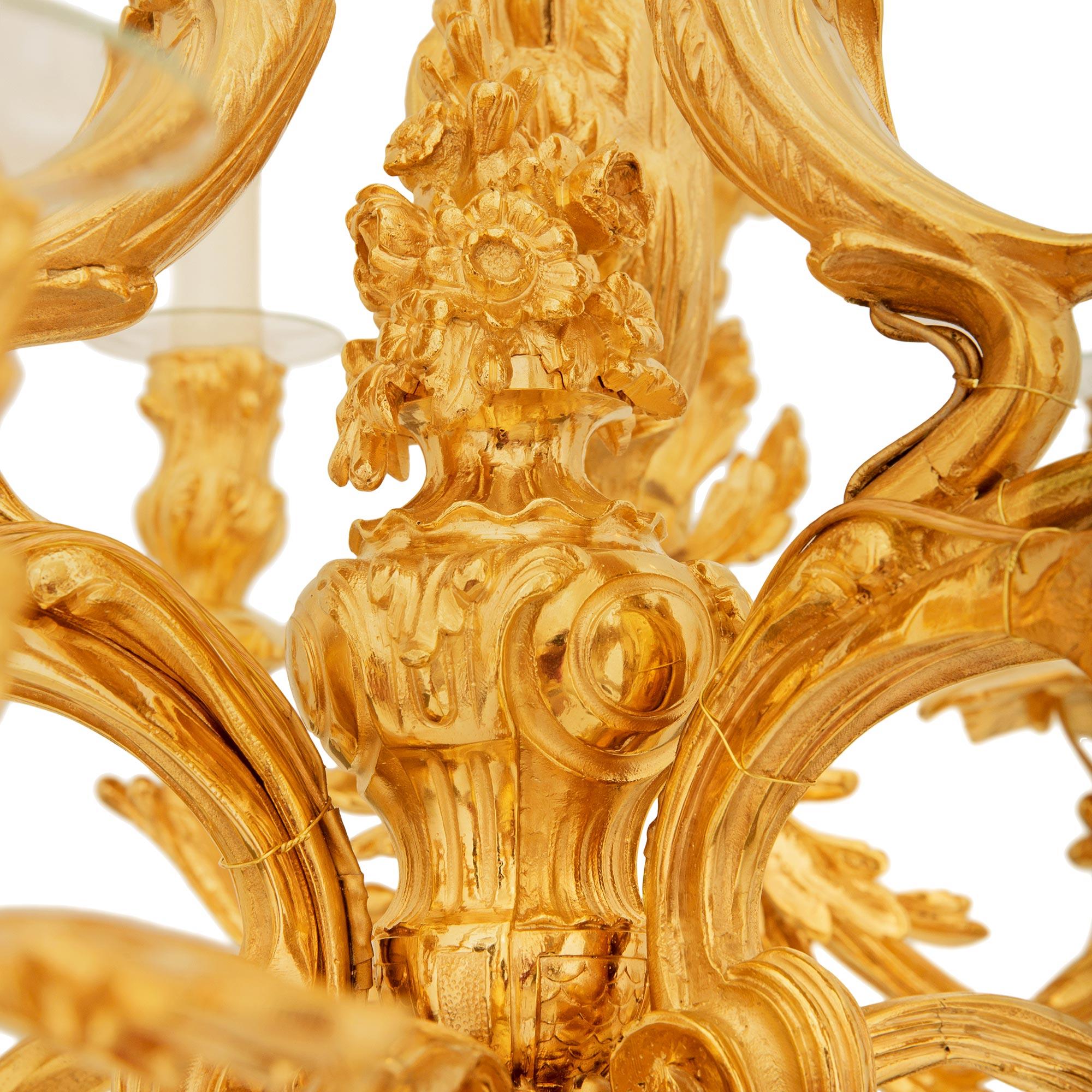 Lampadario francese del XIX secolo Luigi XV in Ormolu in vendita 2