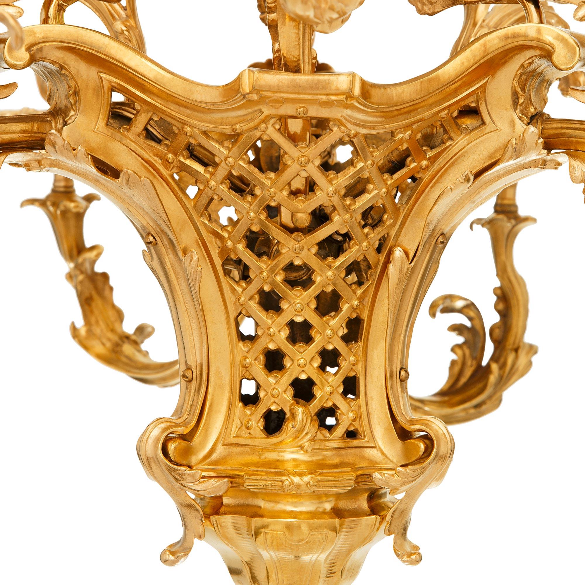 Lampadario francese del XIX secolo Luigi XV in Ormolu in vendita 2