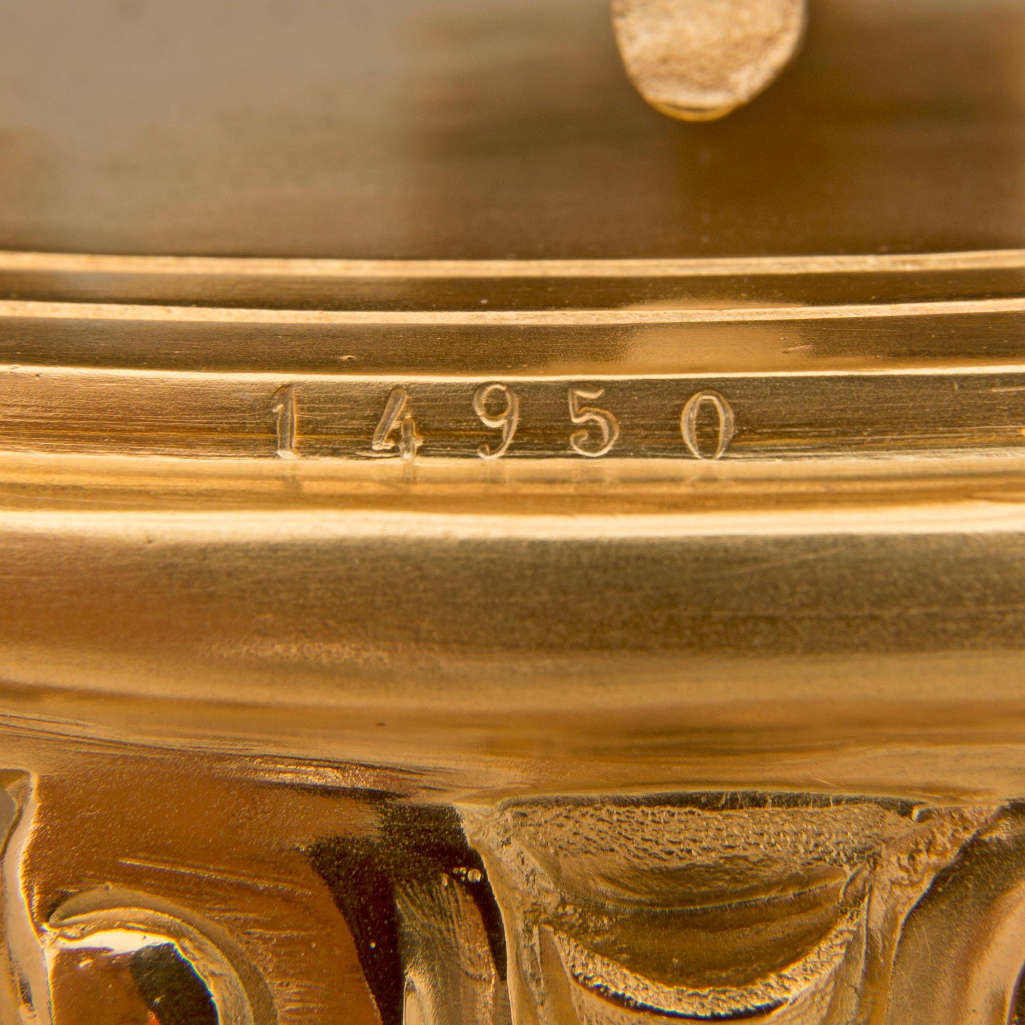 Horloge française du 19ème siècle de style Louis XV en bronze doré en vente 3
