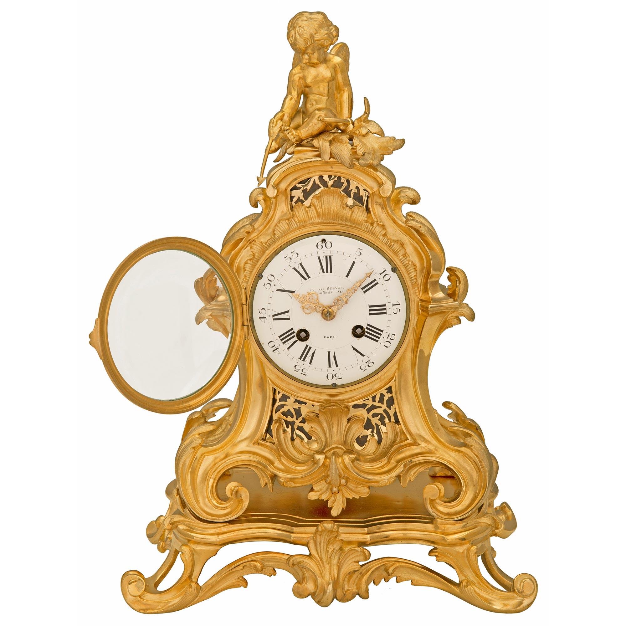 Une exceptionnelle et très haute qualité de pendule française du 19ème siècle en st. Louis XV et bronze doré. L'horloge est surélevée par des feuilles d'acanthe en volute très élégantes, centrées sur une belle réserve feuillagée. D'autres volutes