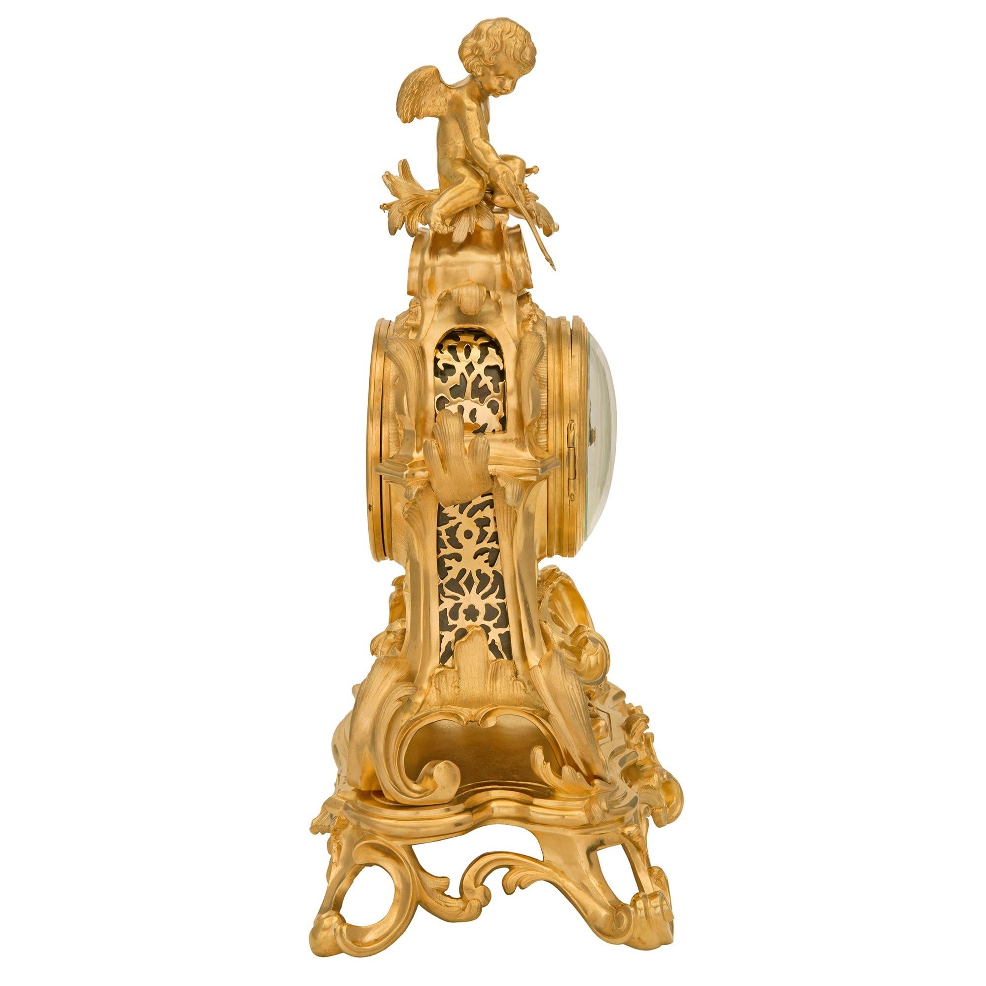 Français Horloge française du 19ème siècle de style Louis XV en bronze doré en vente