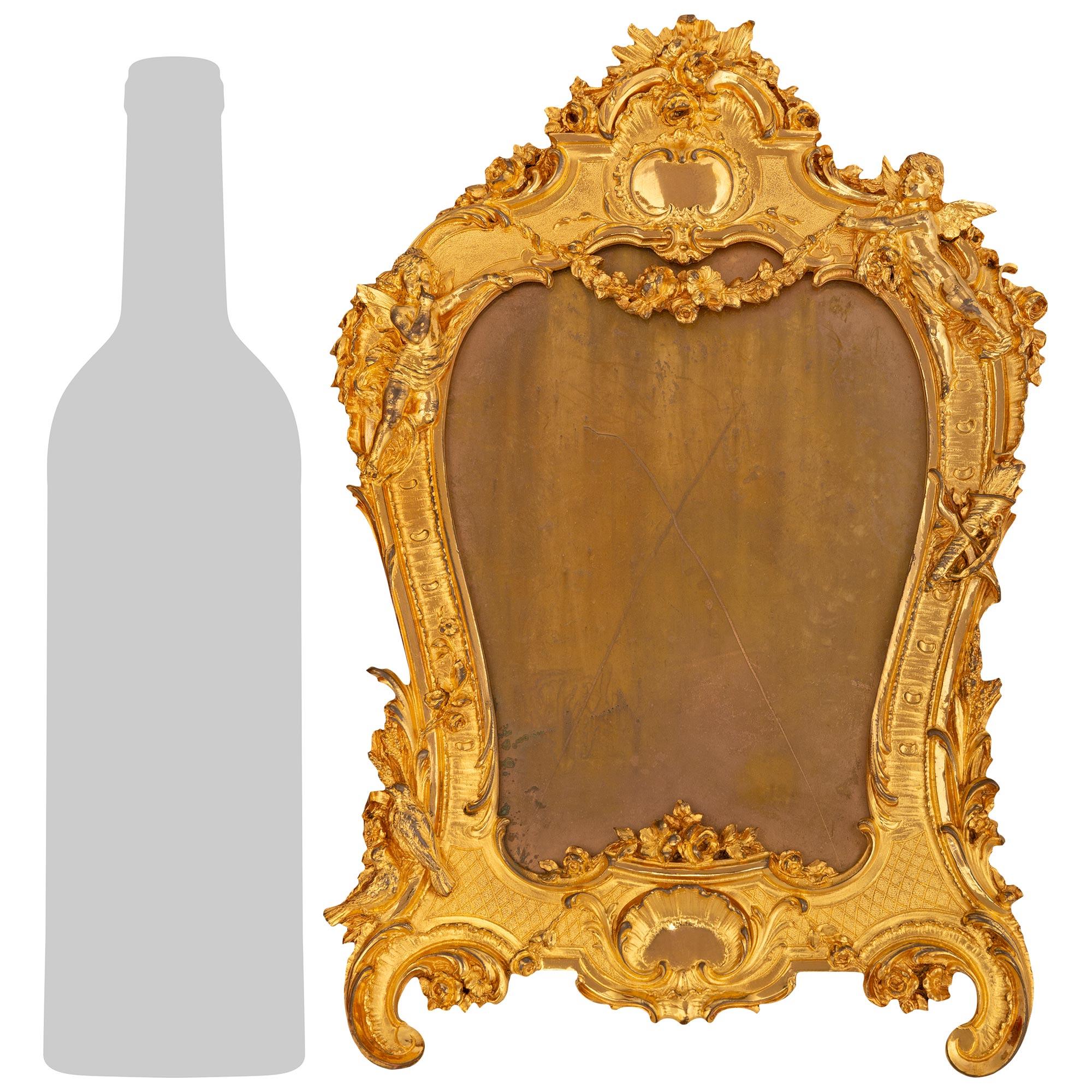 Cornice di alta qualità e riccamente cesellata in stile Luigi XV del XIX secolo. Questa elegante cornice con tutta la doratura originale è sostenuta da due supporti a 