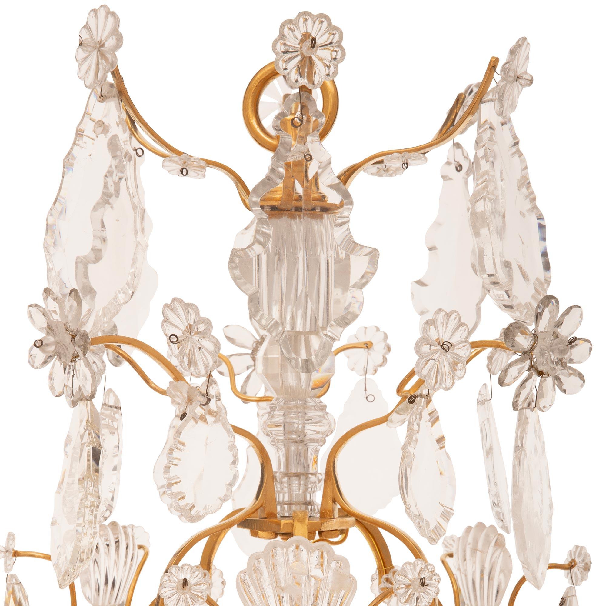 Französischer Louis-XV-Kronleuchter aus Goldbronze, Bergkristall und Kristall, 19. Jahrhundert im Zustand „Gut“ im Angebot in West Palm Beach, FL