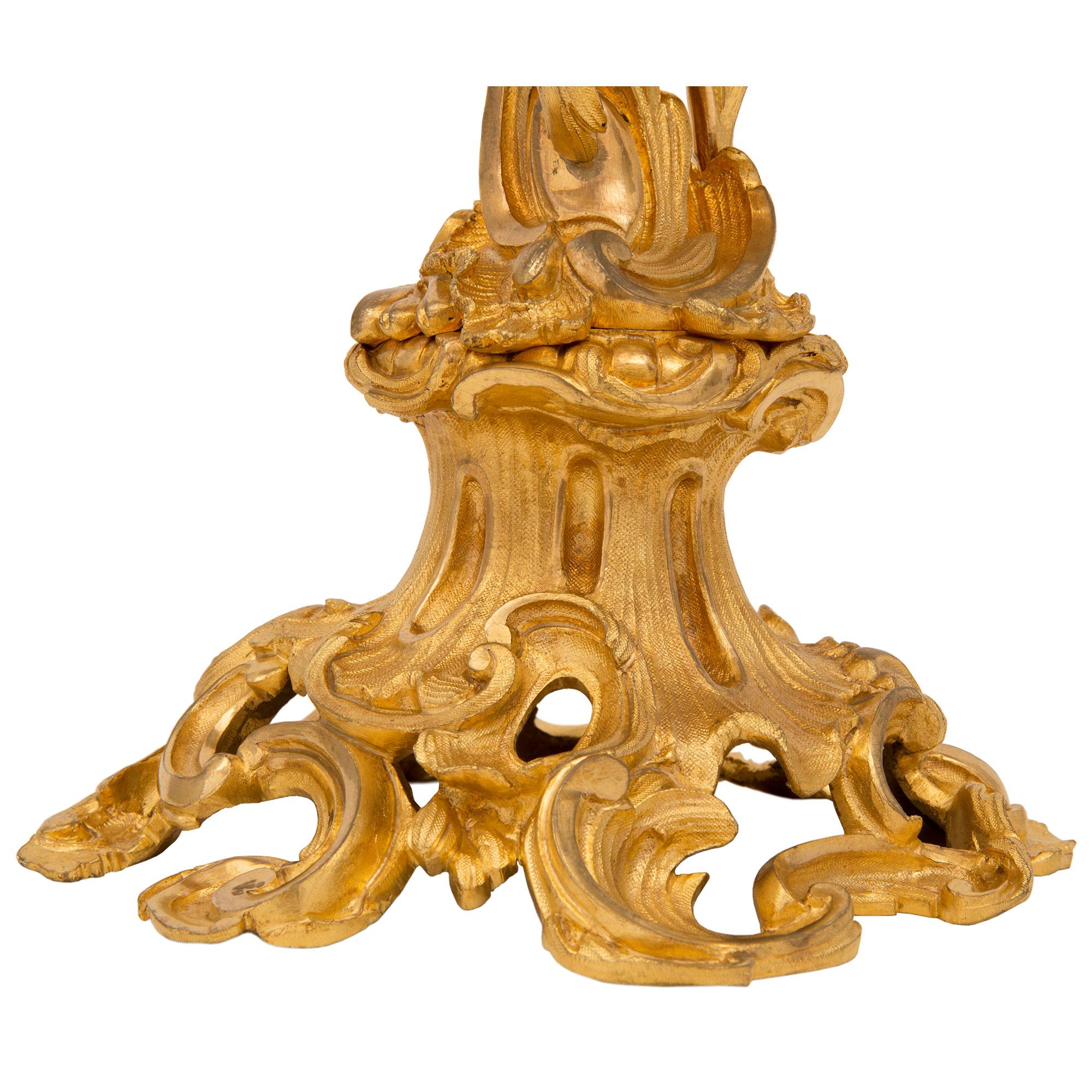 Set di guarniture francesi del XIX secolo Luigi XV firmate in ormolu in vendita 8
