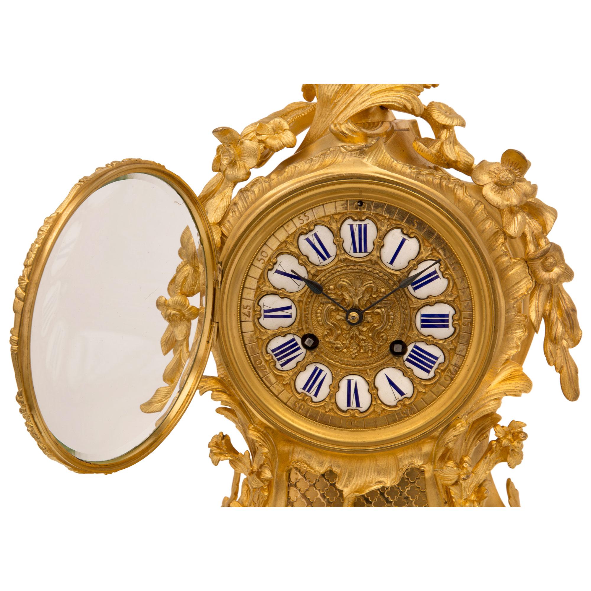 Set di guarniture francesi del XIX secolo Luigi XV firmate in ormolu in vendita 1