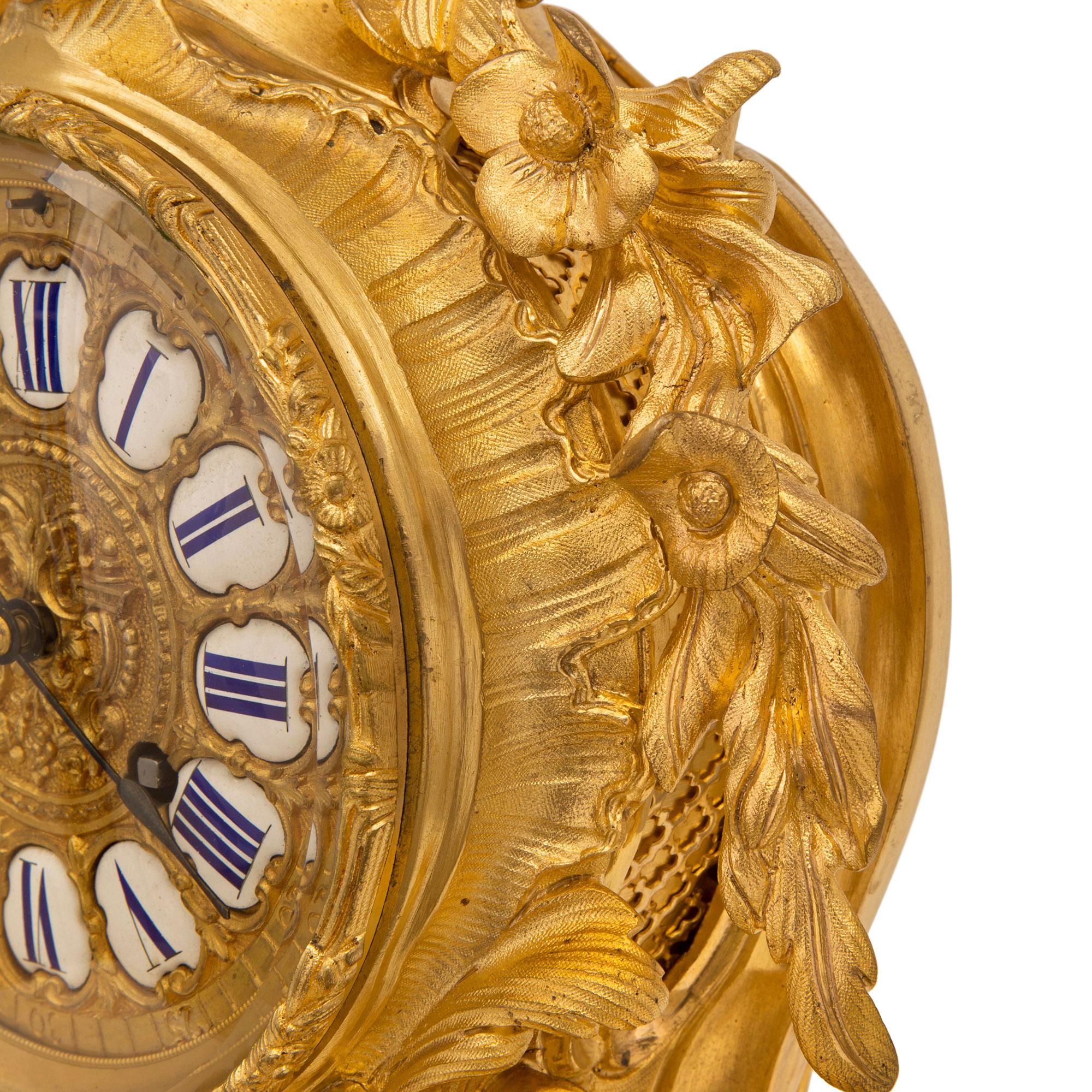 Set di guarniture francesi del XIX secolo Luigi XV firmate in ormolu in vendita 2