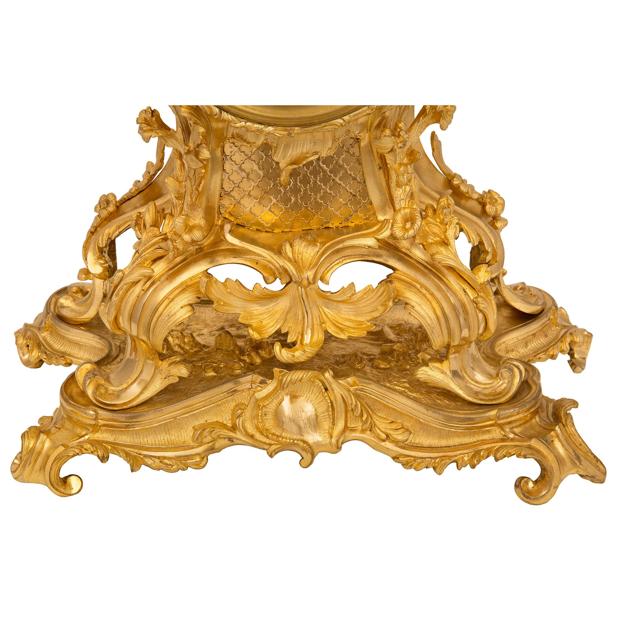Signiertes Garnitur-Set aus Goldbronze, Louis XV.-Stil, 19. Jahrhundert im Angebot 4