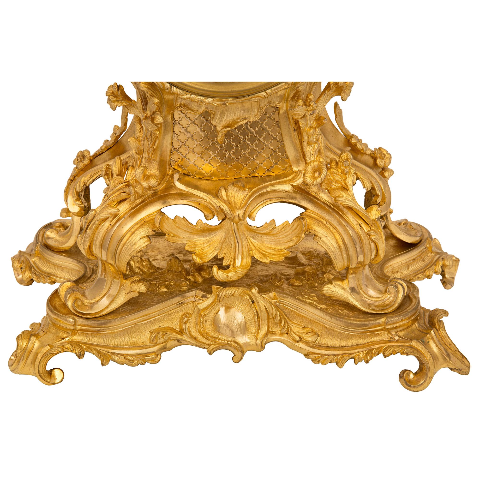 Set di guarniture francesi del XIX secolo Luigi XV firmate in ormolu in vendita 3