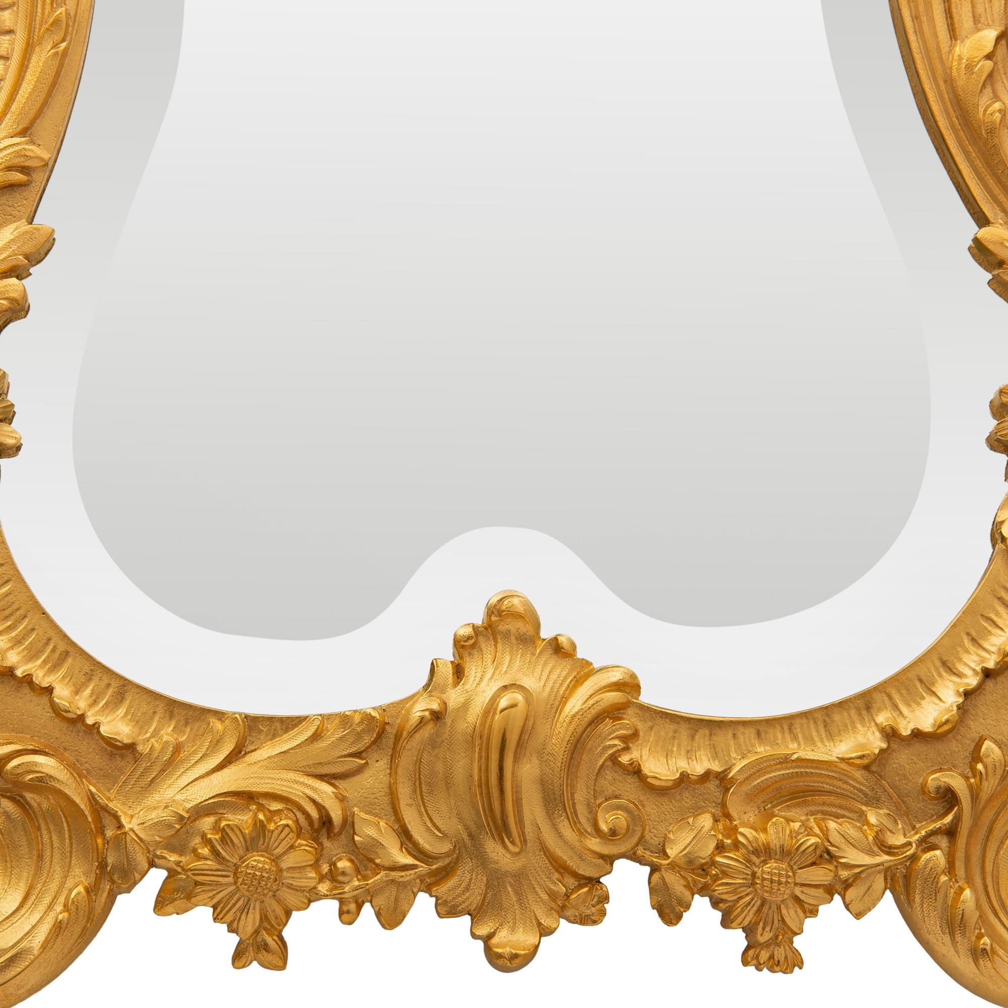 XIXe siècle Miroir de coiffeuse de style Louis XV du 19ème siècle en bronze doré en vente