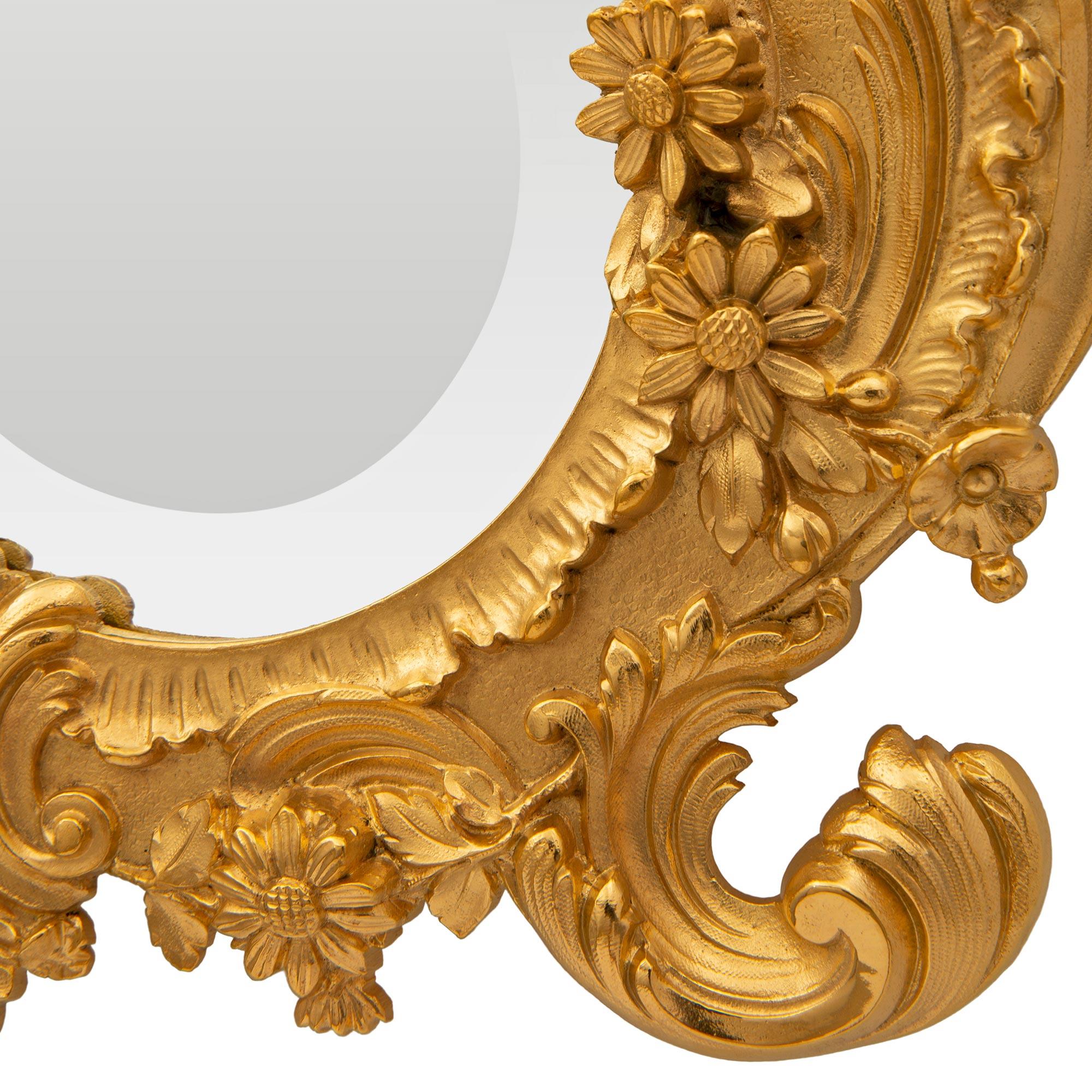 Miroir de coiffeuse de style Louis XV du 19ème siècle en bronze doré en vente 1