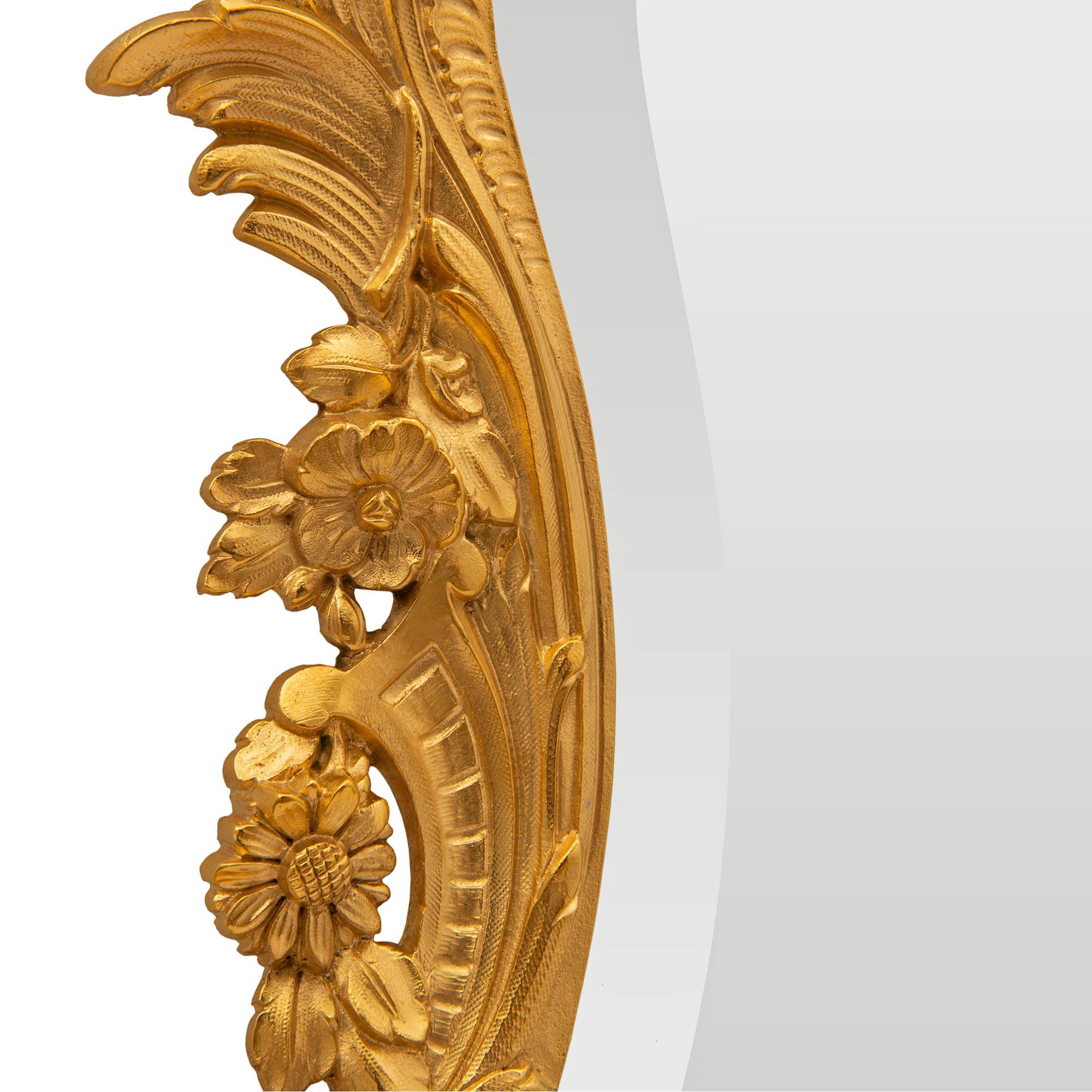 Miroir de coiffeuse de style Louis XV du 19ème siècle en bronze doré en vente 2