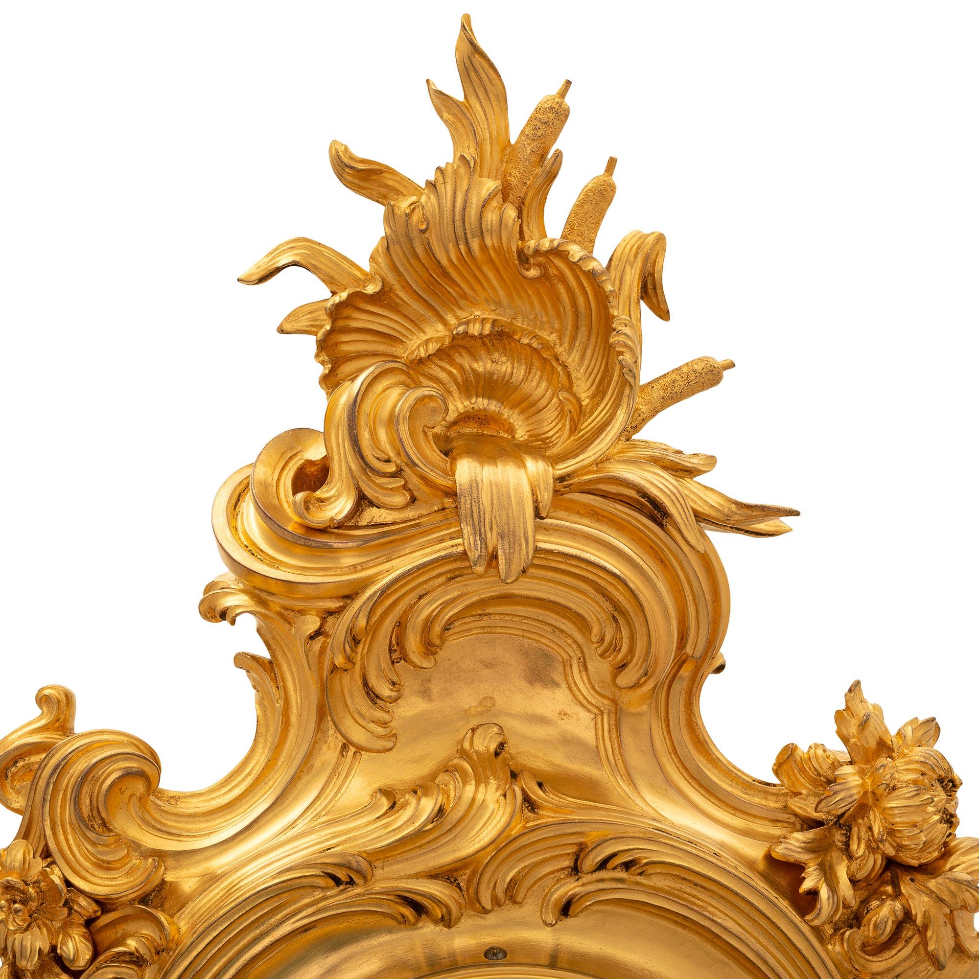Wanduhr und Barometer aus Goldbronze im Louis-XV-Stil des 19. Jahrhunderts (Französisch) im Angebot