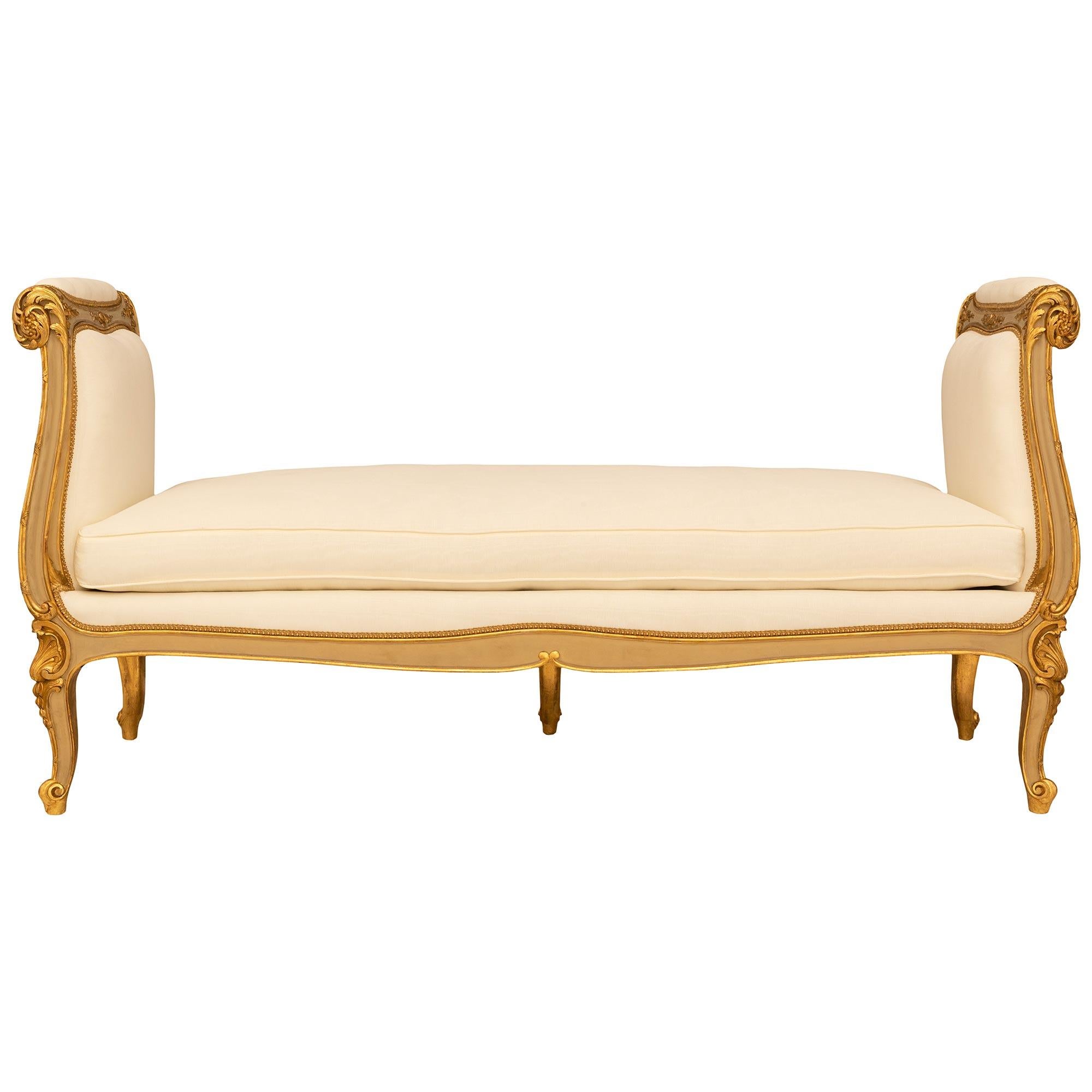 Banc français du 19ème siècle en bois patiné et doré de style Louis XV en vente 3