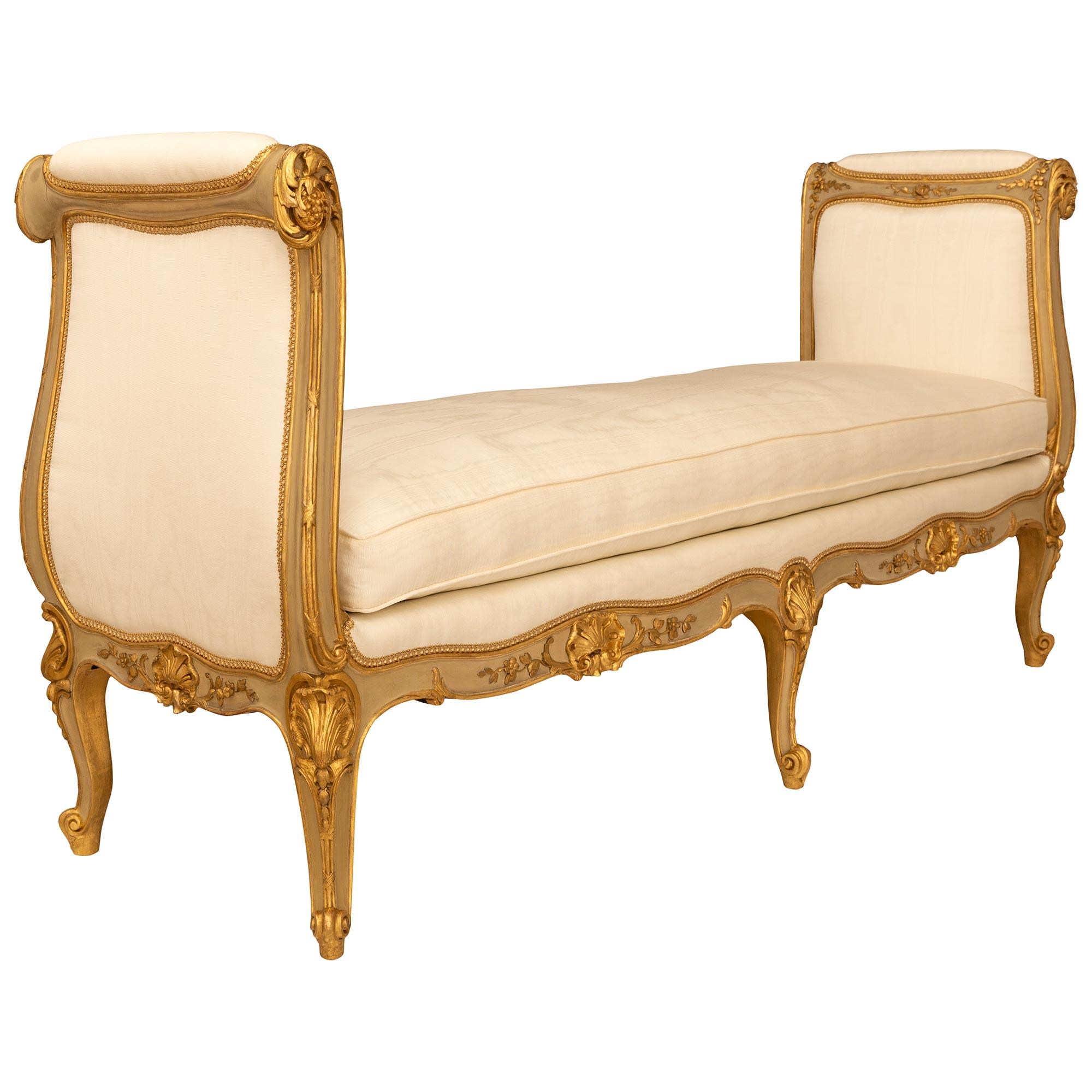 Français Banc français du 19ème siècle en bois patiné et doré de style Louis XV en vente