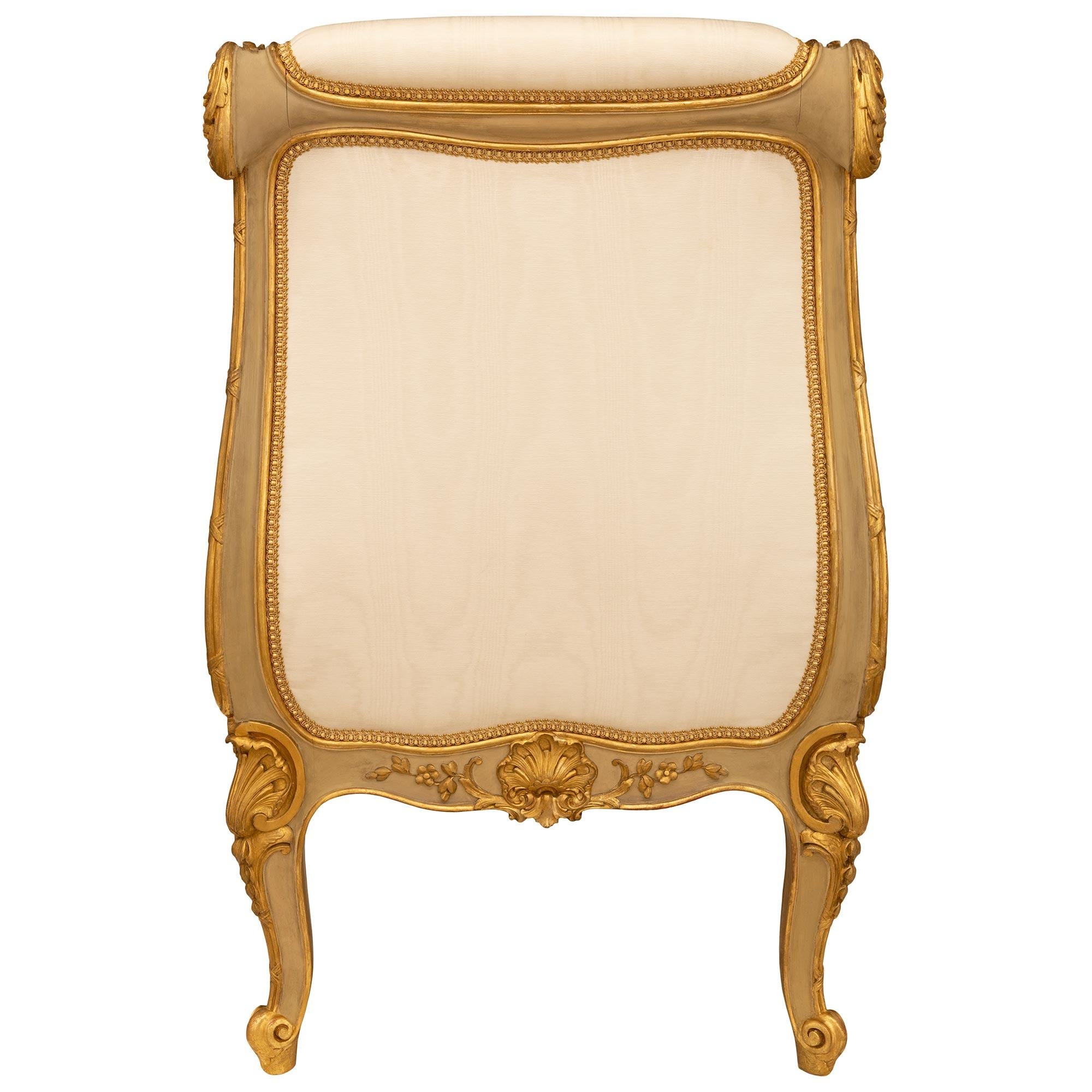 Patiné Banc français du 19ème siècle en bois patiné et doré de style Louis XV en vente