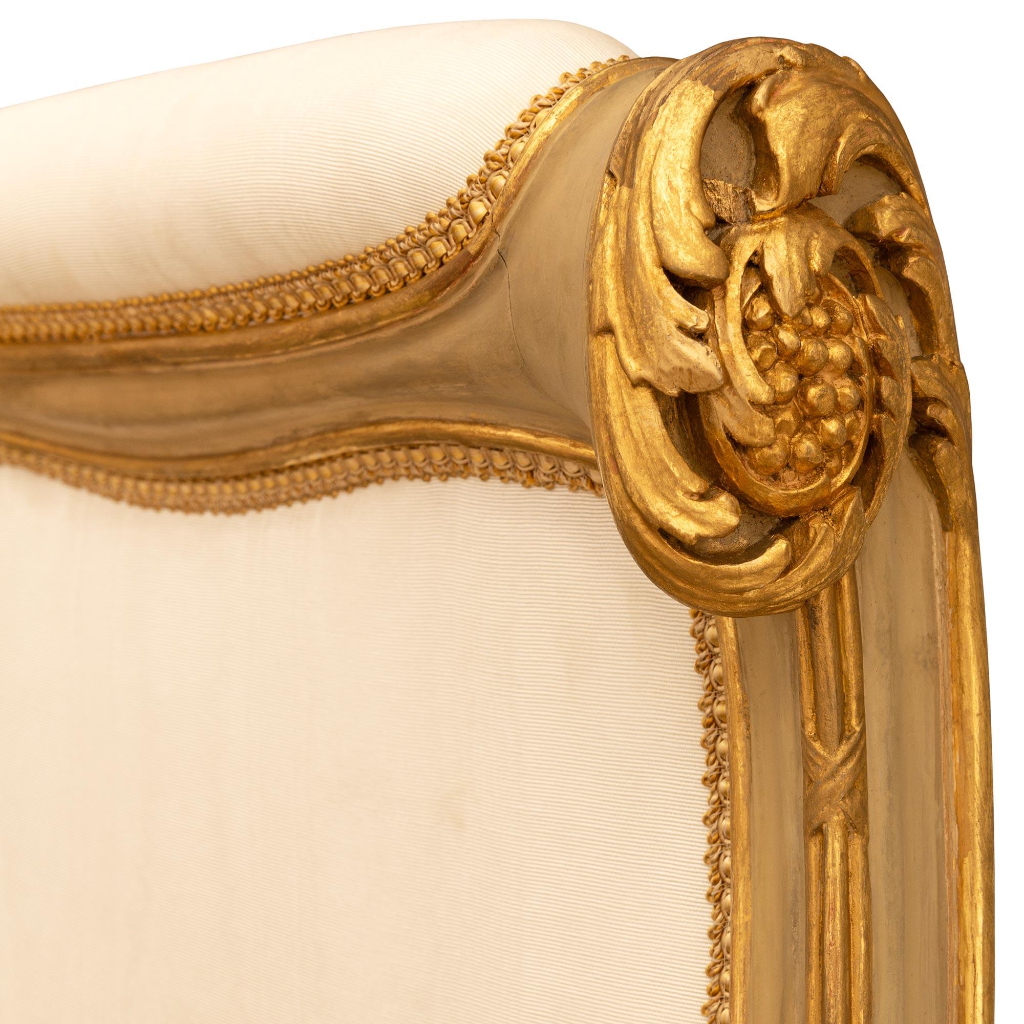 Banc français du 19ème siècle en bois patiné et doré de style Louis XV Bon état - En vente à West Palm Beach, FL