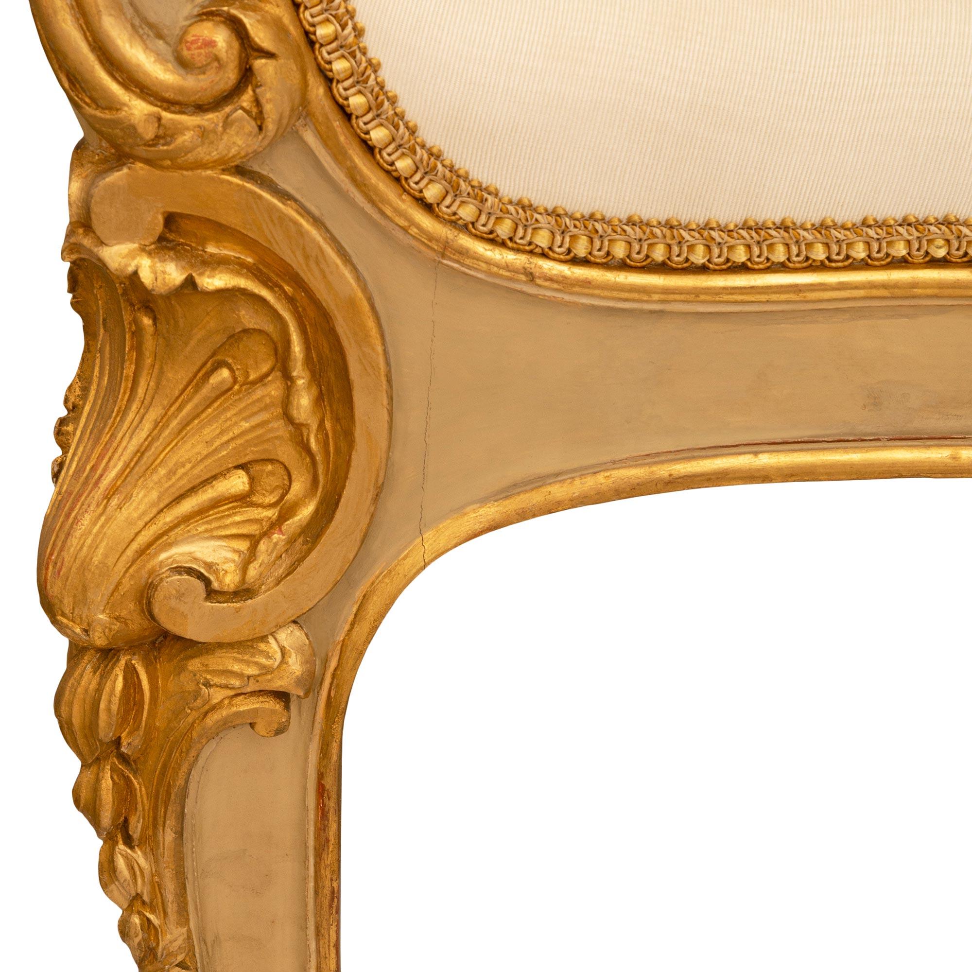 XIXe siècle Banc français du 19ème siècle en bois patiné et doré de style Louis XV en vente